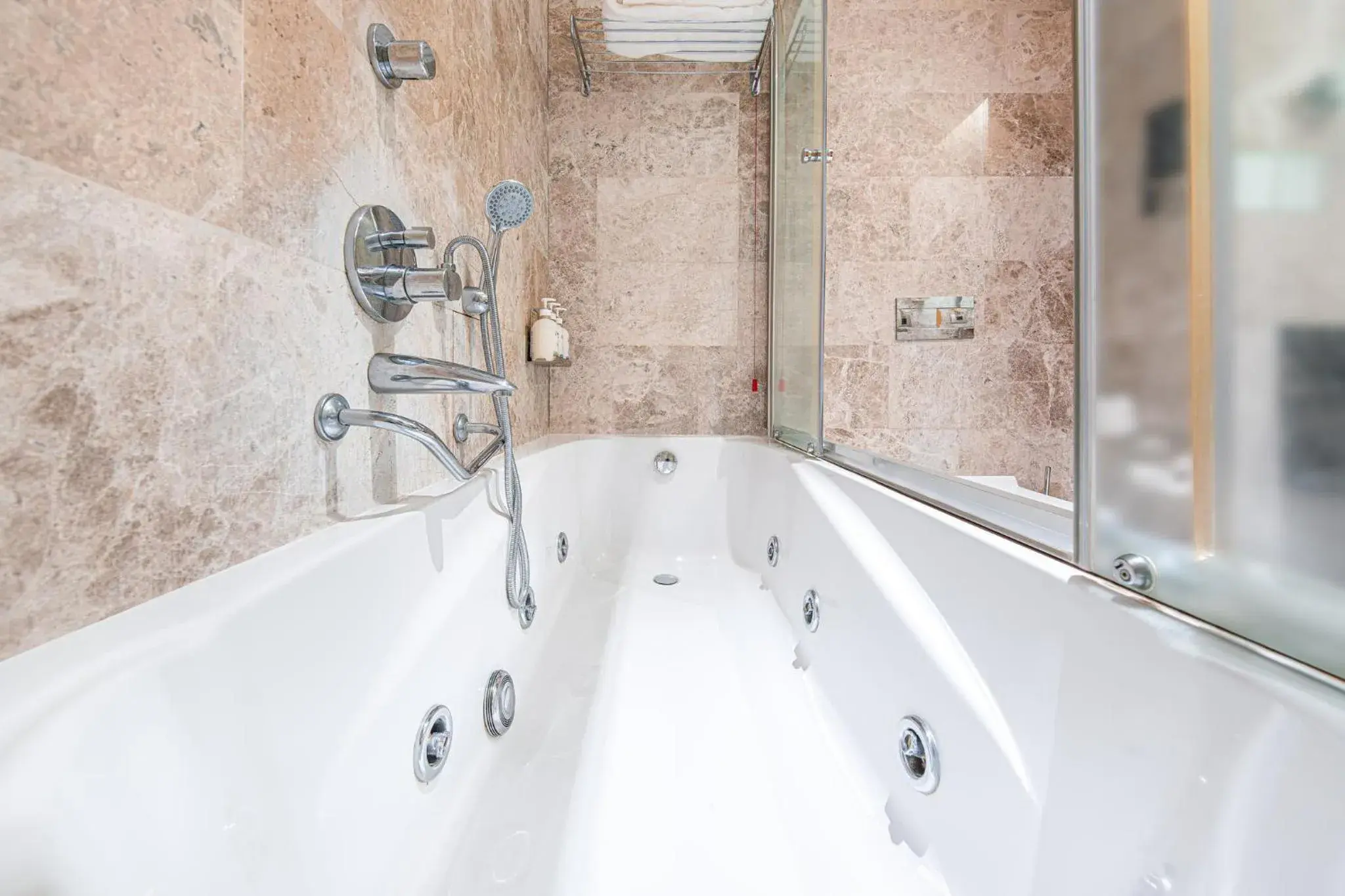 Premium King Room with Jetted Tub in Holiday Inn Ankara - Cukurambar by IHG Premium King Room with Jetted Tub in Holiday Inn Ankara - Cukurambar by IHG