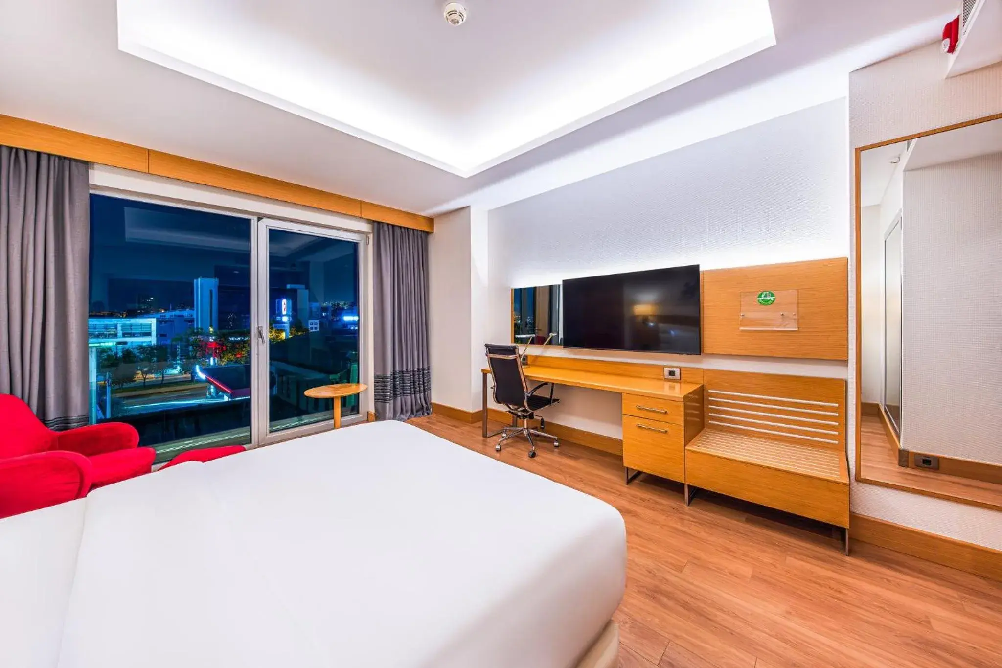 Standard King Room - Disability Access in Holiday Inn Ankara - Cukurambar by IHG Standard King Room - Disability Access in Holiday Inn Ankara - Cukurambar by IHG