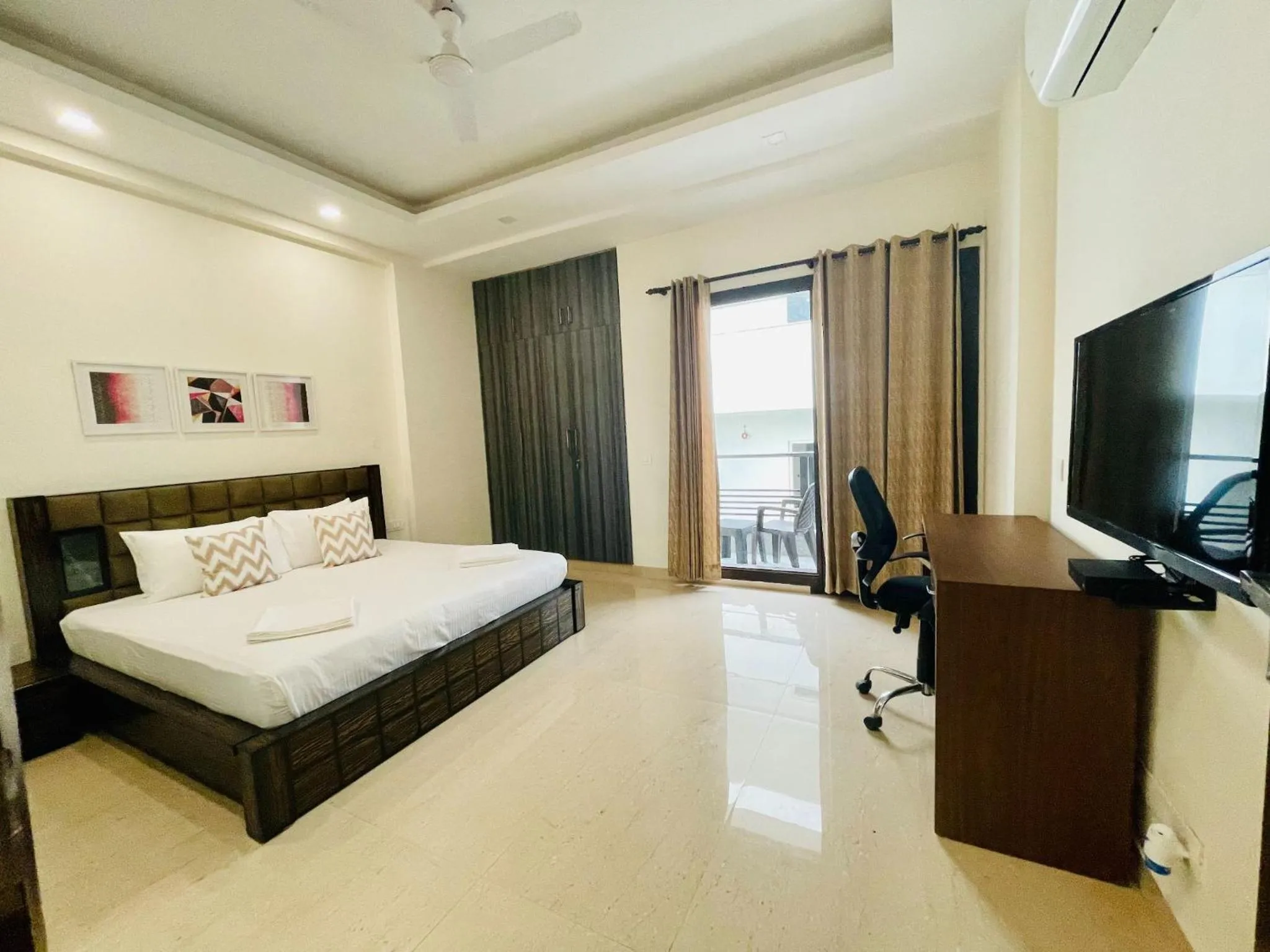 TV and multimedia, Bed in Olive Service Apartments - DLF Cyber City