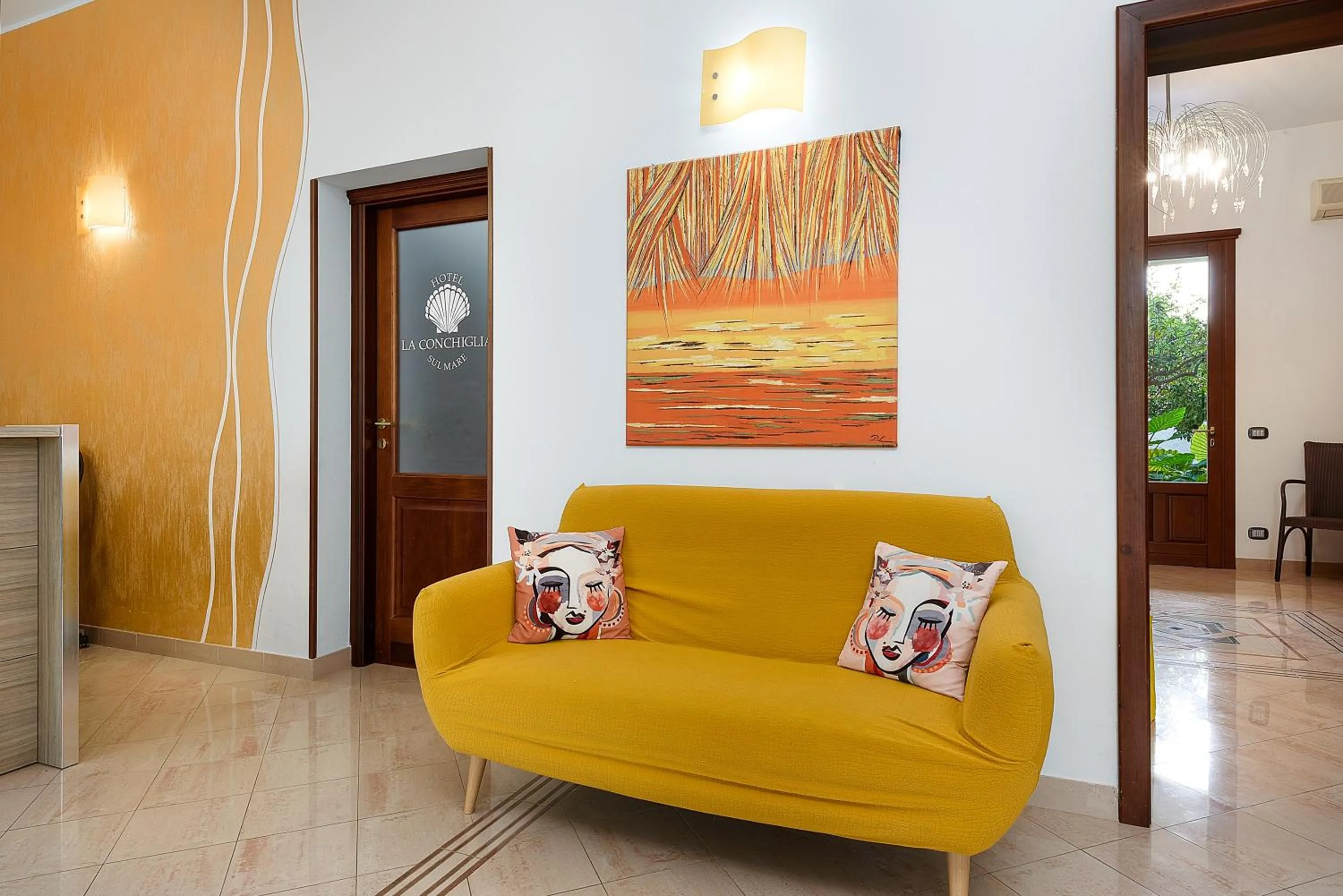 Lobby or reception in La Conchiglia sul mare Hotel
