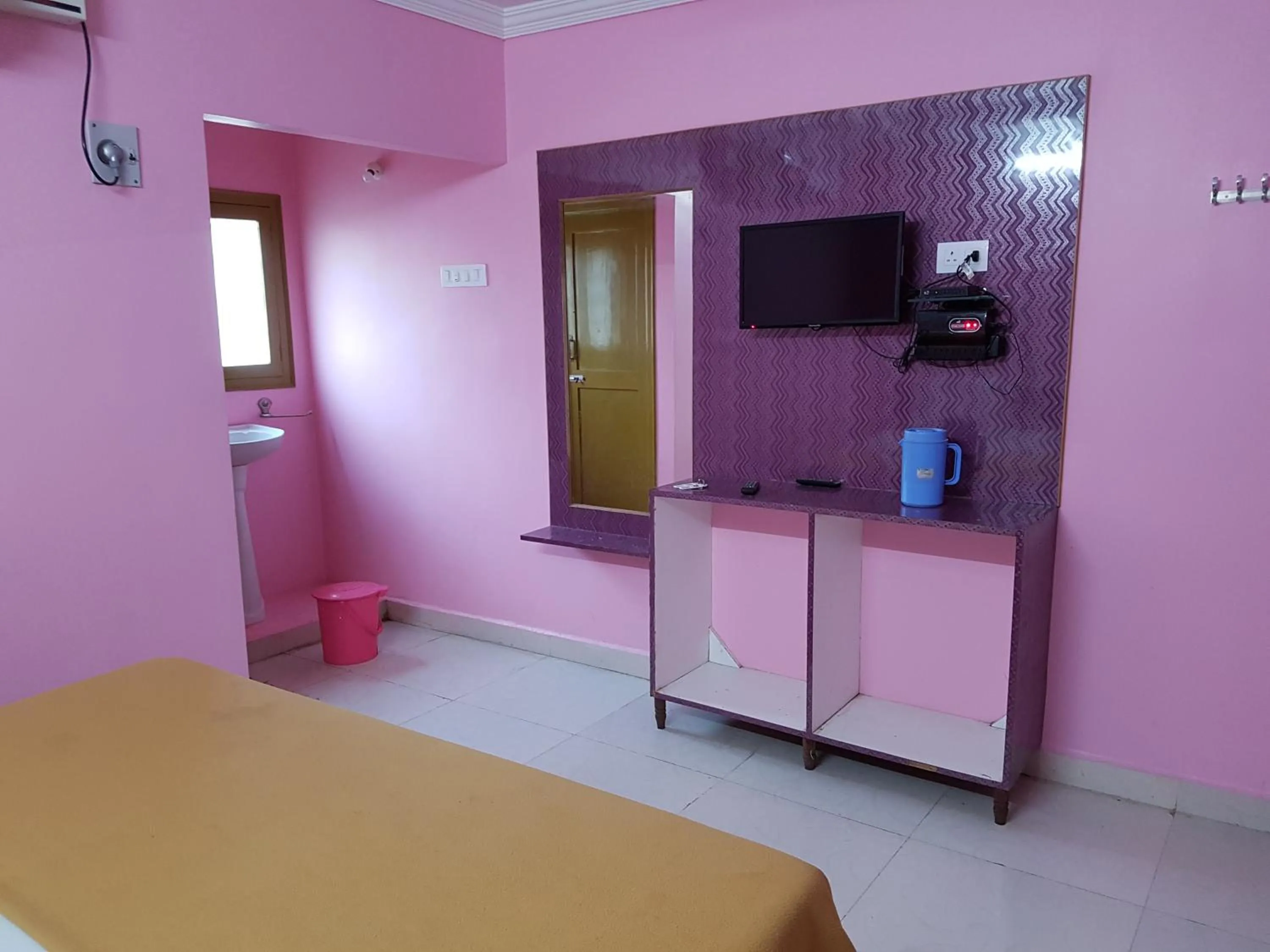 Communal lounge/ TV room, Bed in Sujan Residency's