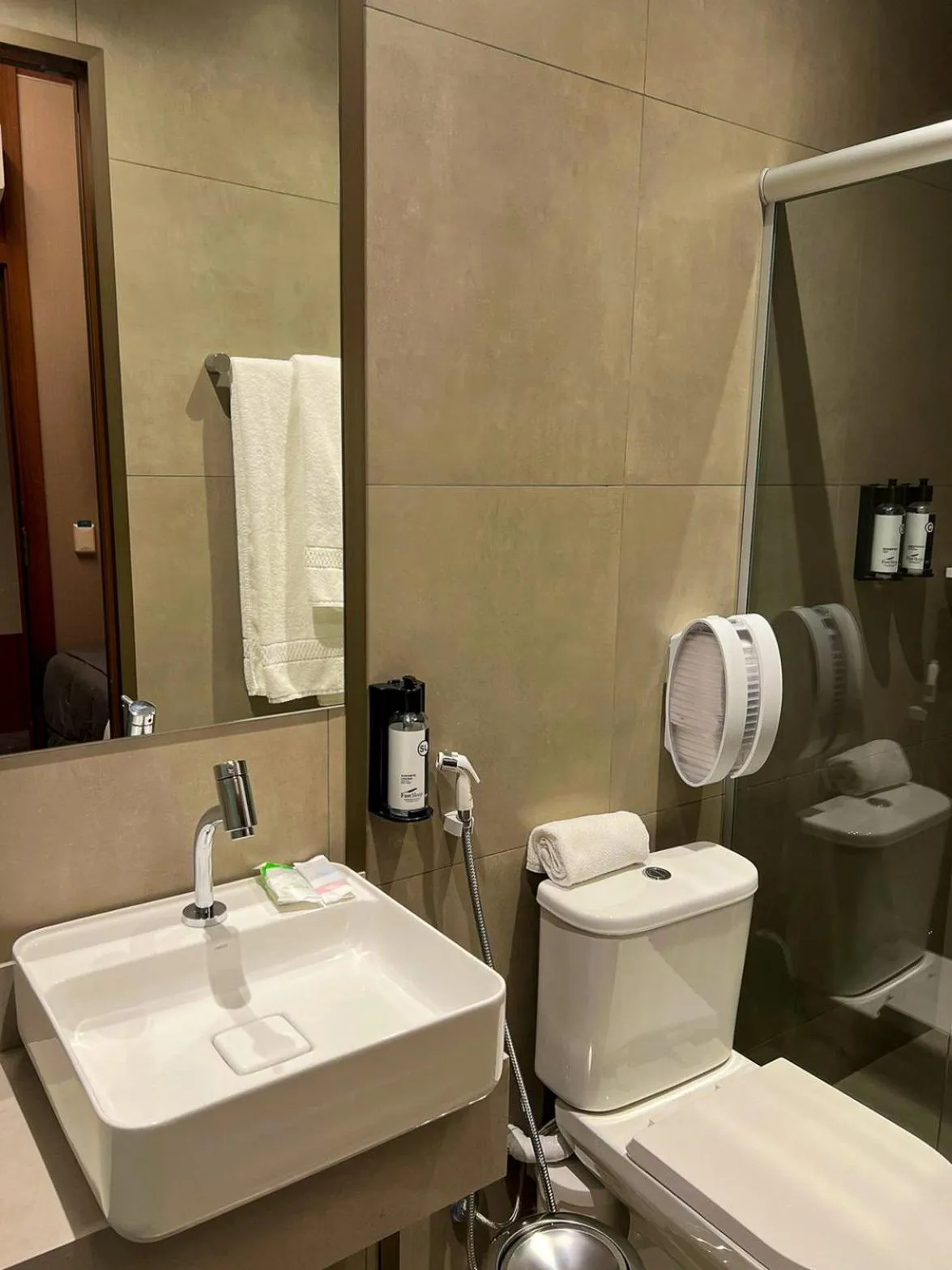 Bathroom in FAST SLEEP Guarulhos by Slaviero Hotéis