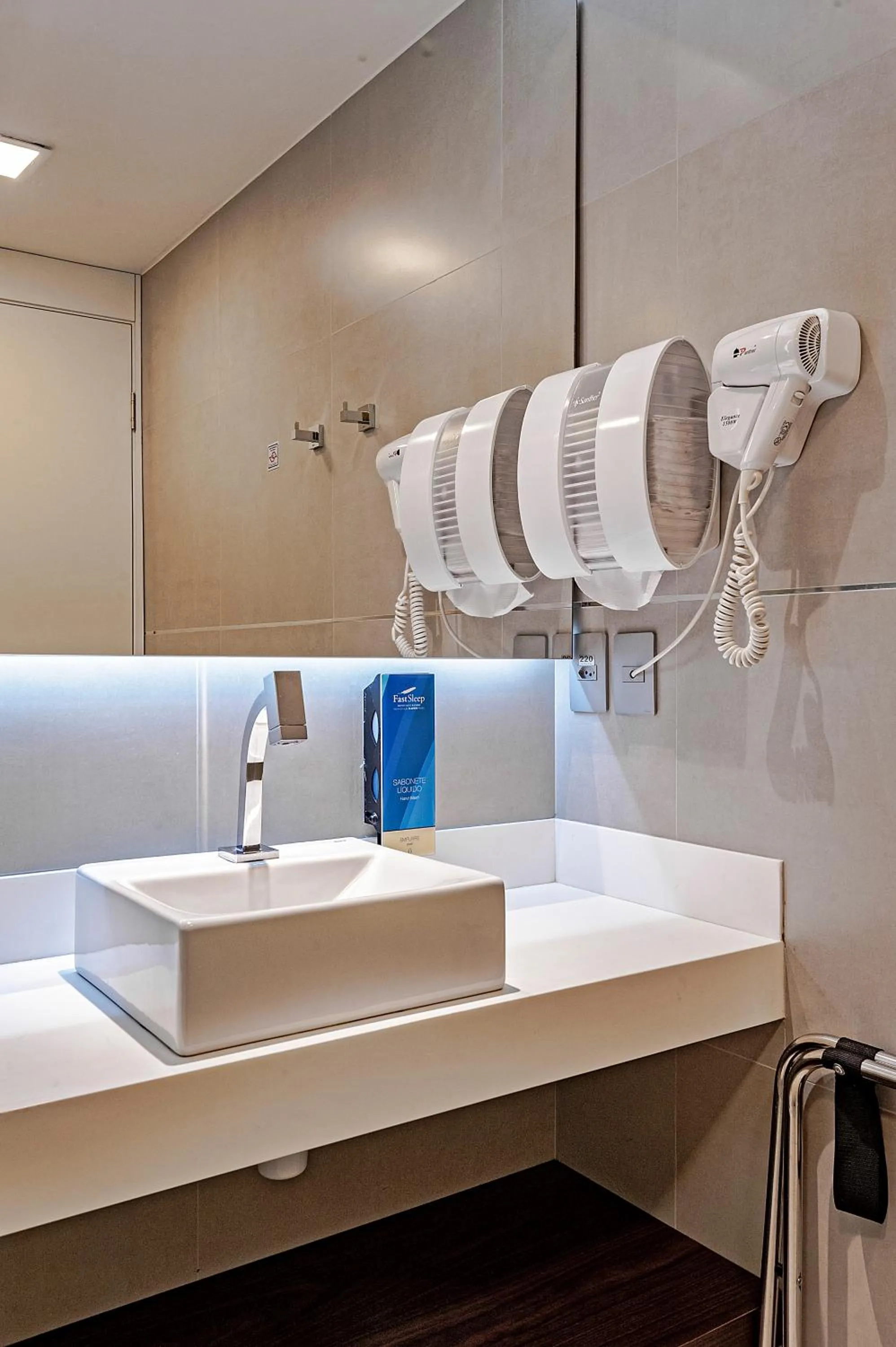 Bathroom in FAST SLEEP Guarulhos by Slaviero Hotéis