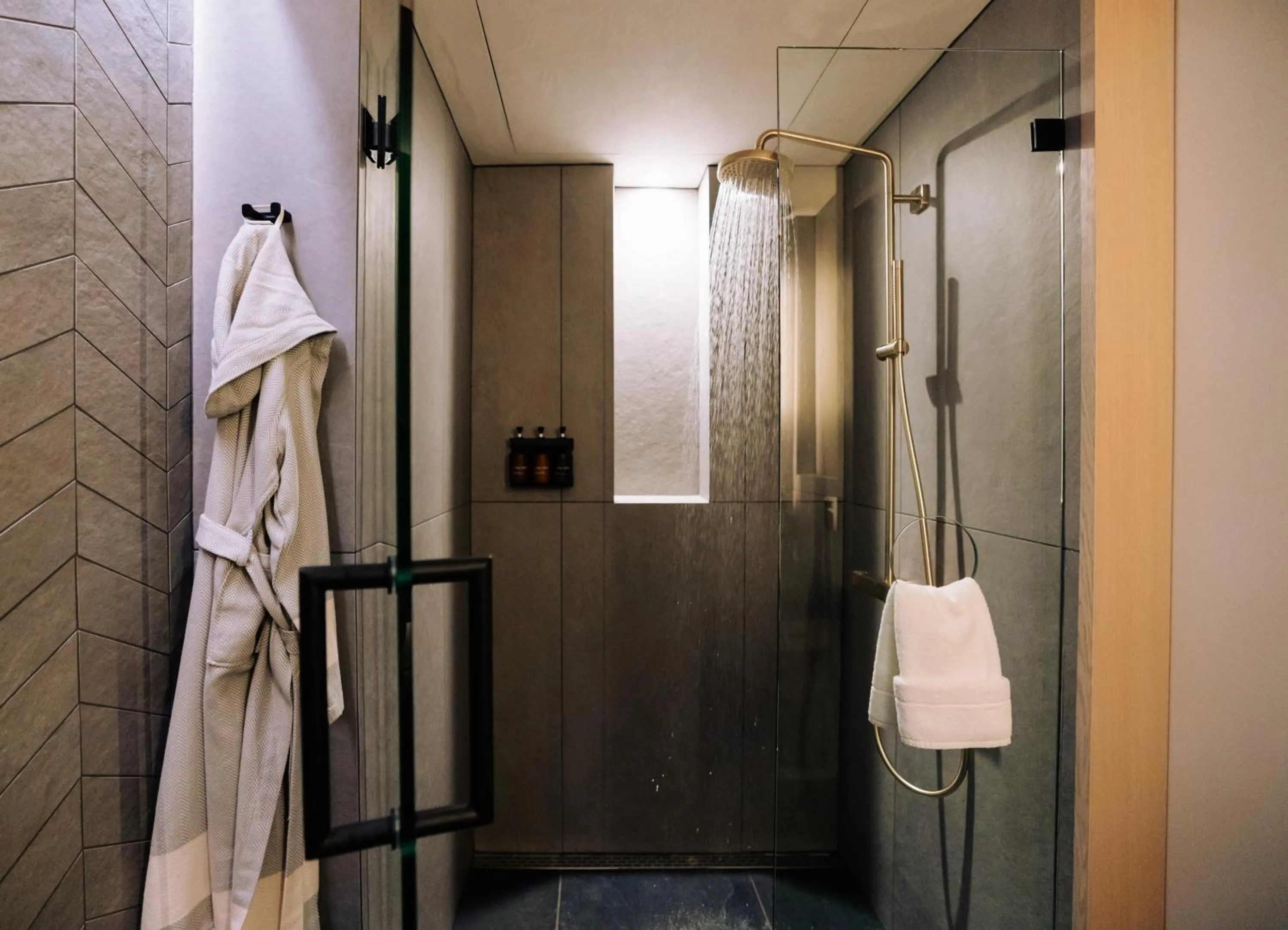 Shower in CASCADA Thermal Springs & Hotel