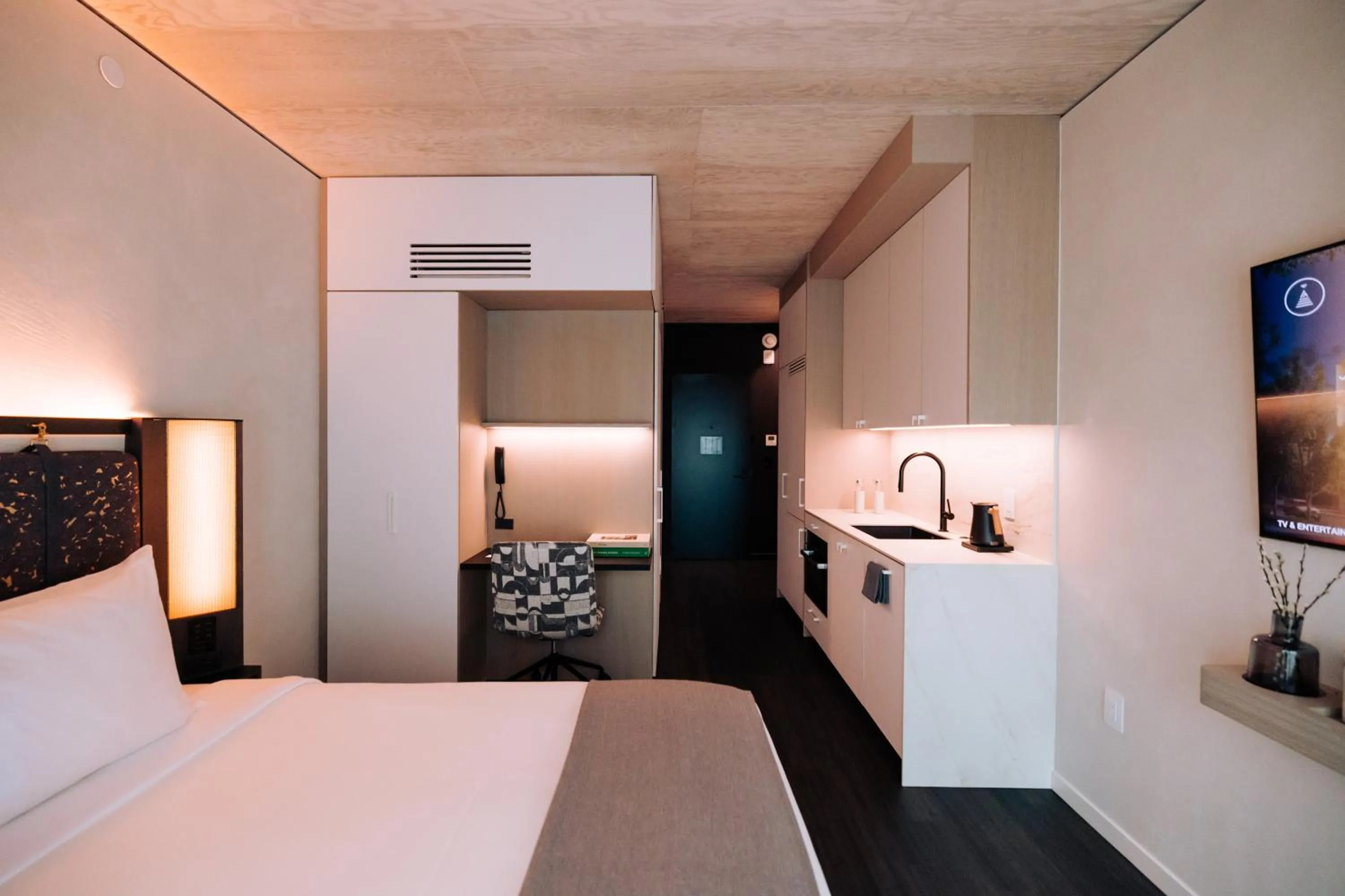 Kitchen or kitchenette, Bed in CASCADA Thermal Springs & Hotel