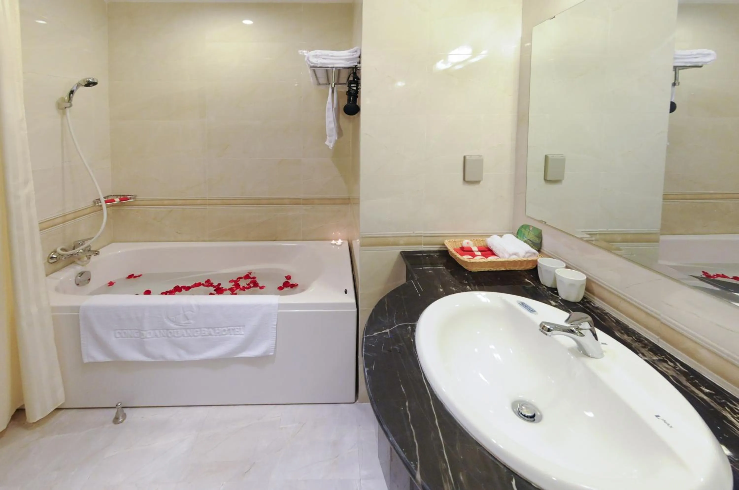 Bathroom in Khách sạn Công Đoàn Quảng Bá