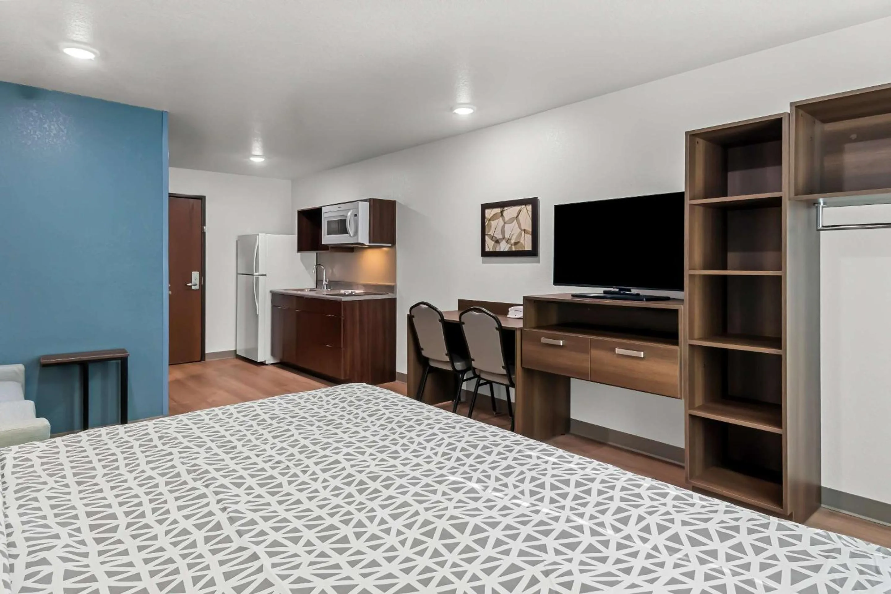 Bedroom, Bed in WoodSpring Suites Waco South