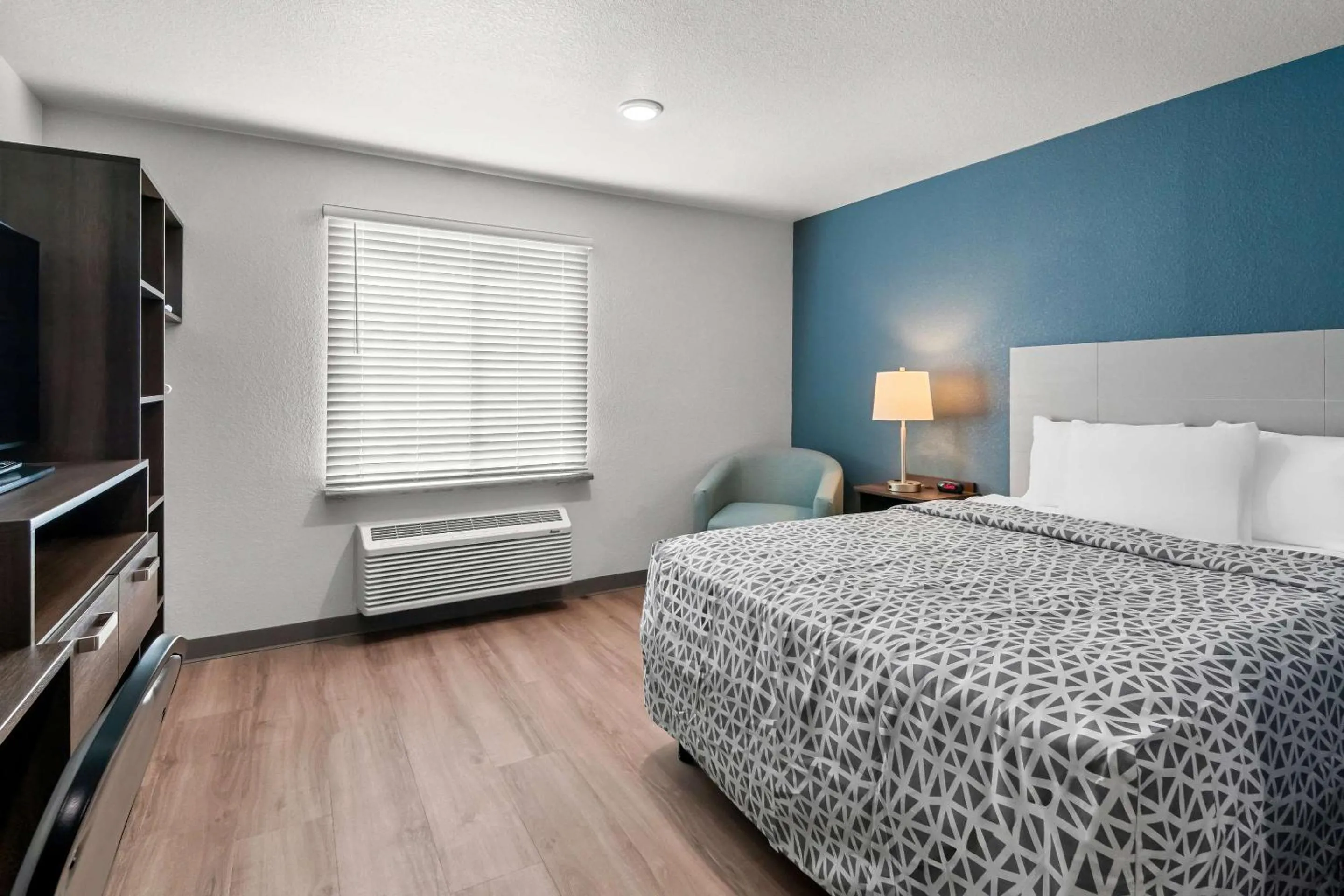 Queen Suite with Roll-In Shower - Disability Access/Non Smoking in WoodSpring Suites Waco South