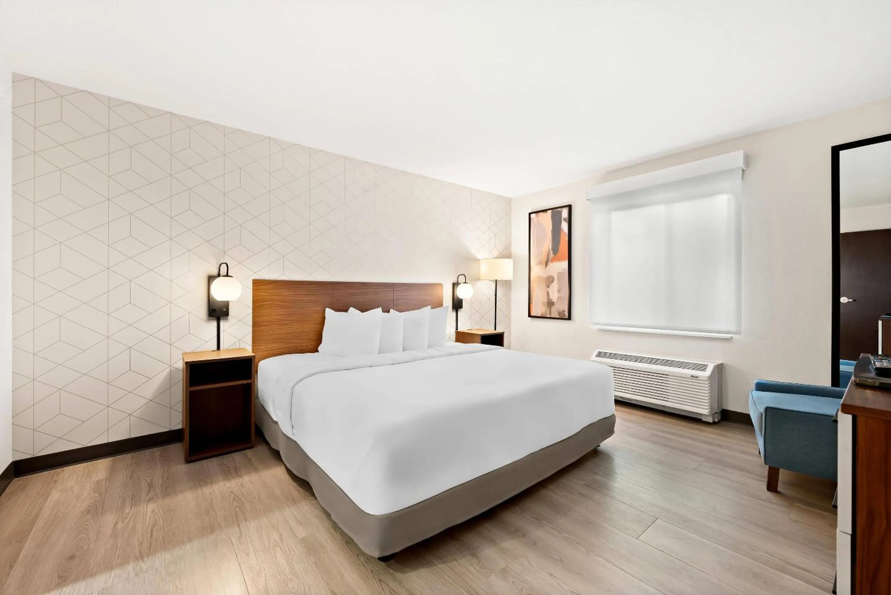 Bedroom, Bed in Everhome Suites Huntsville - Research Park