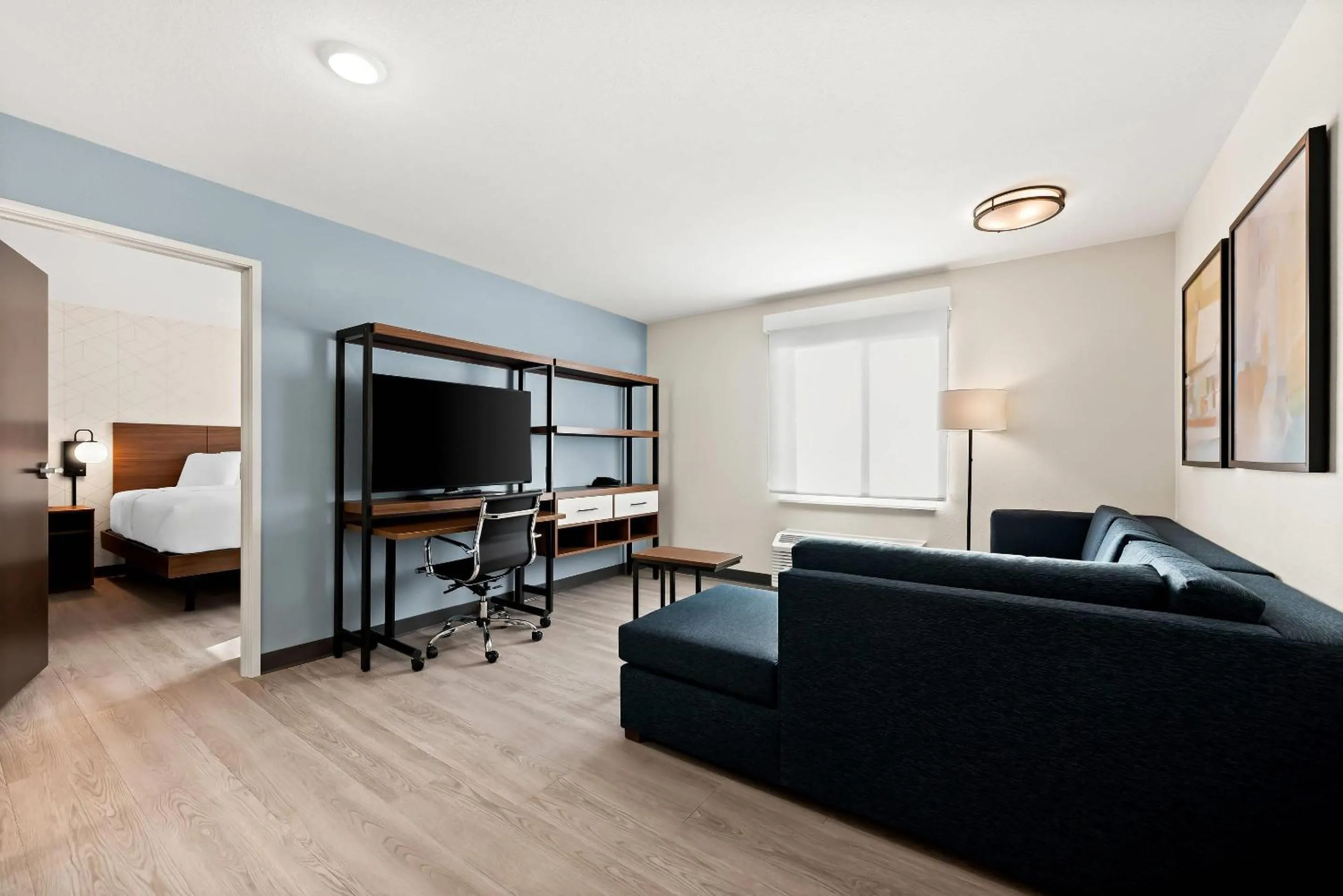 Bedroom, Bed in Everhome Suites Huntsville - Research Park