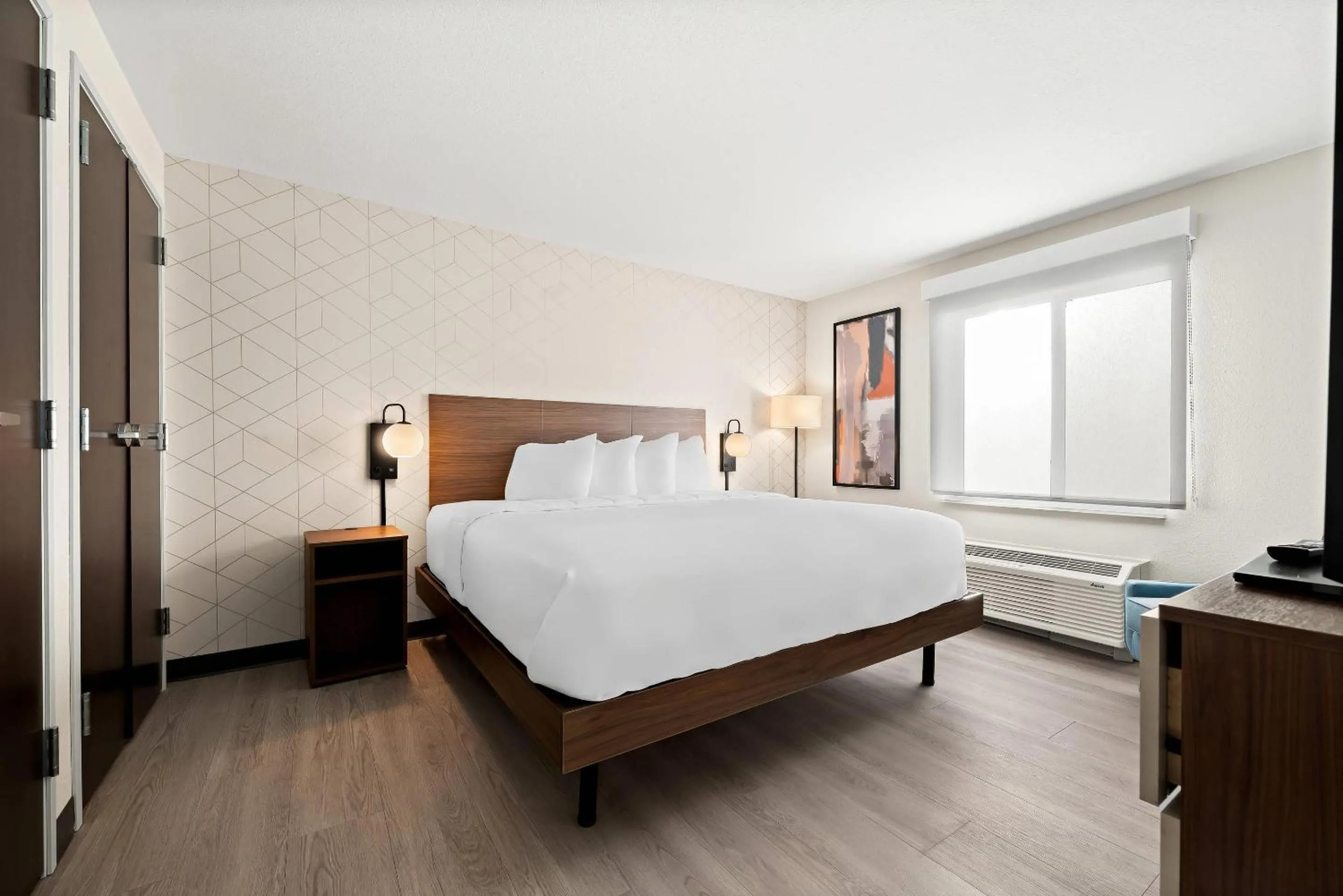 Bedroom, Bed in Everhome Suites Huntsville - Research Park