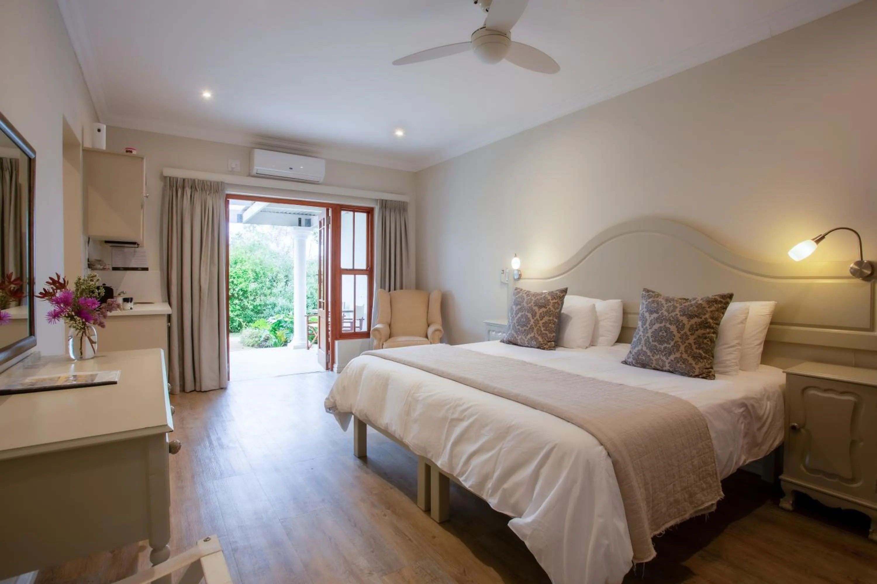 Bedroom, Bed in Raptor Rise Farm