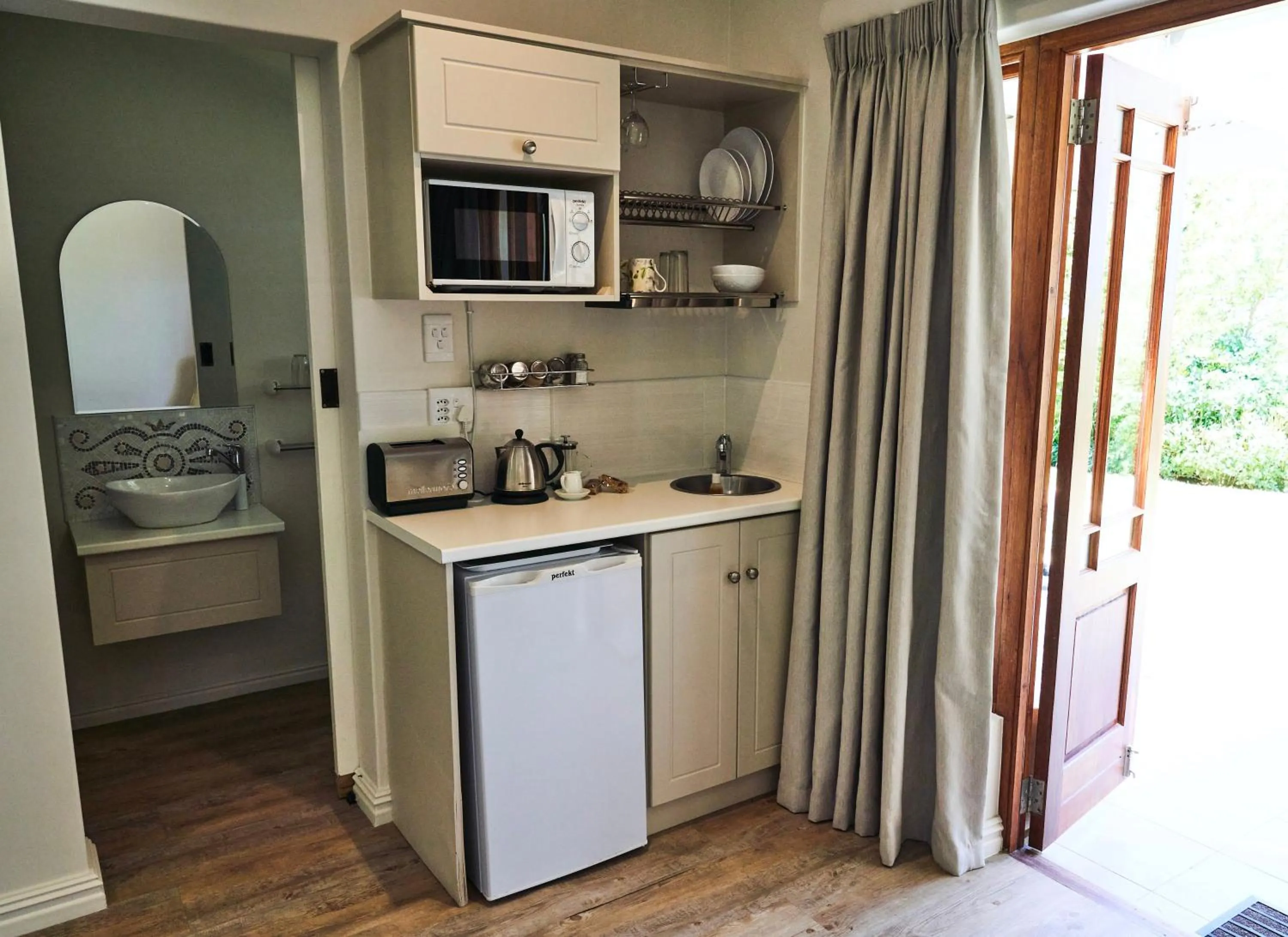 Kitchen or kitchenette in Raptor Rise Farm