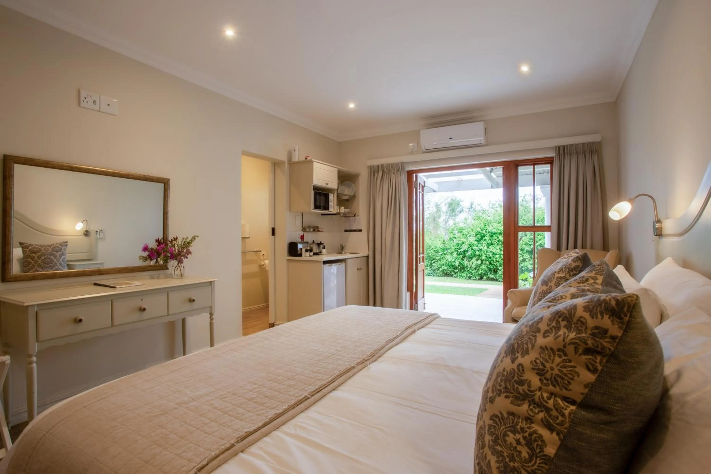 Photo of the whole room, Bed in Raptor Rise Farm