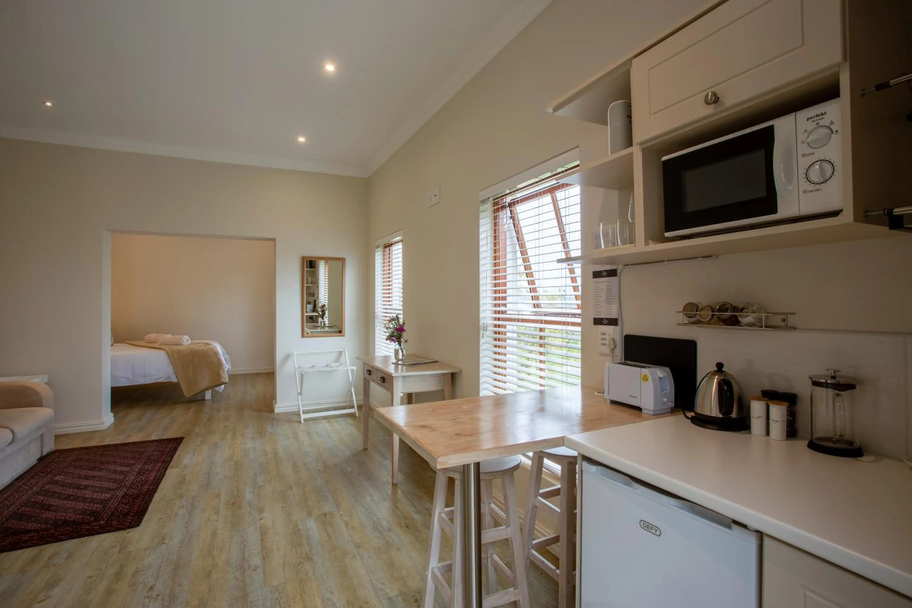 Kitchen or kitchenette, Bed in Raptor Rise Farm