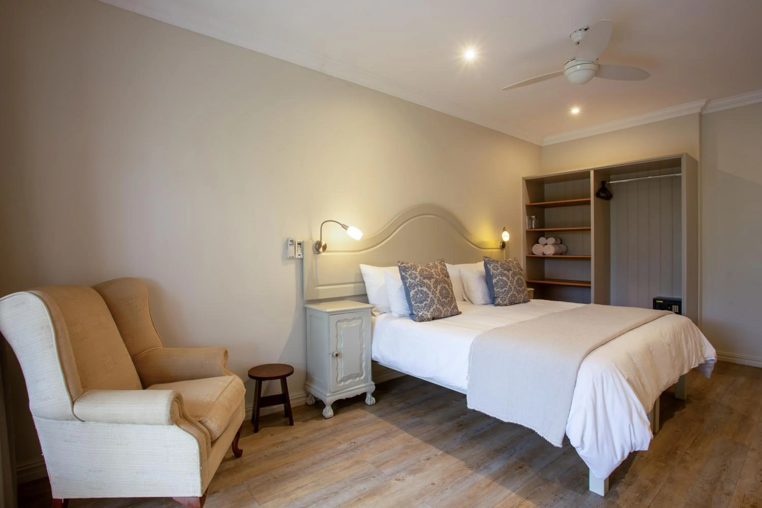 Bedroom, Bed in Raptor Rise Farm