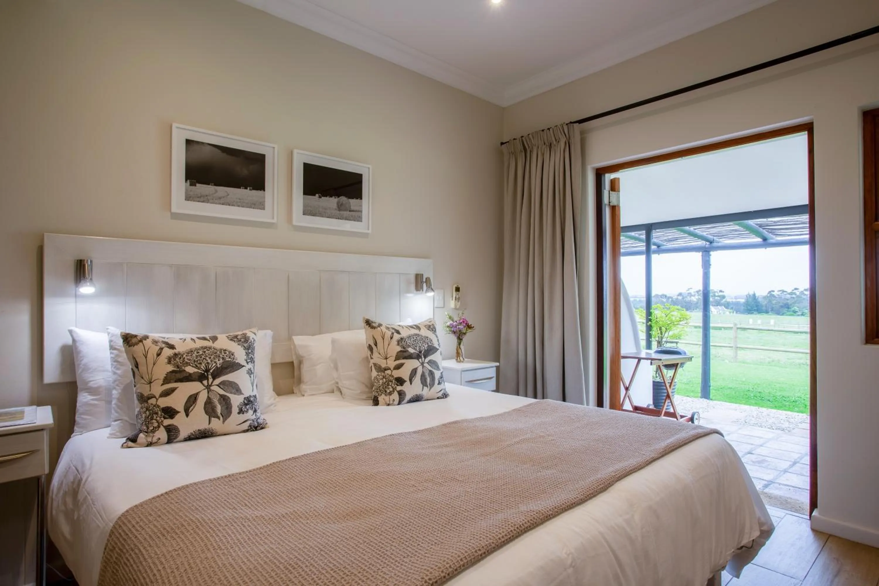 Photo of the whole room, Bed in Raptor Rise Farm