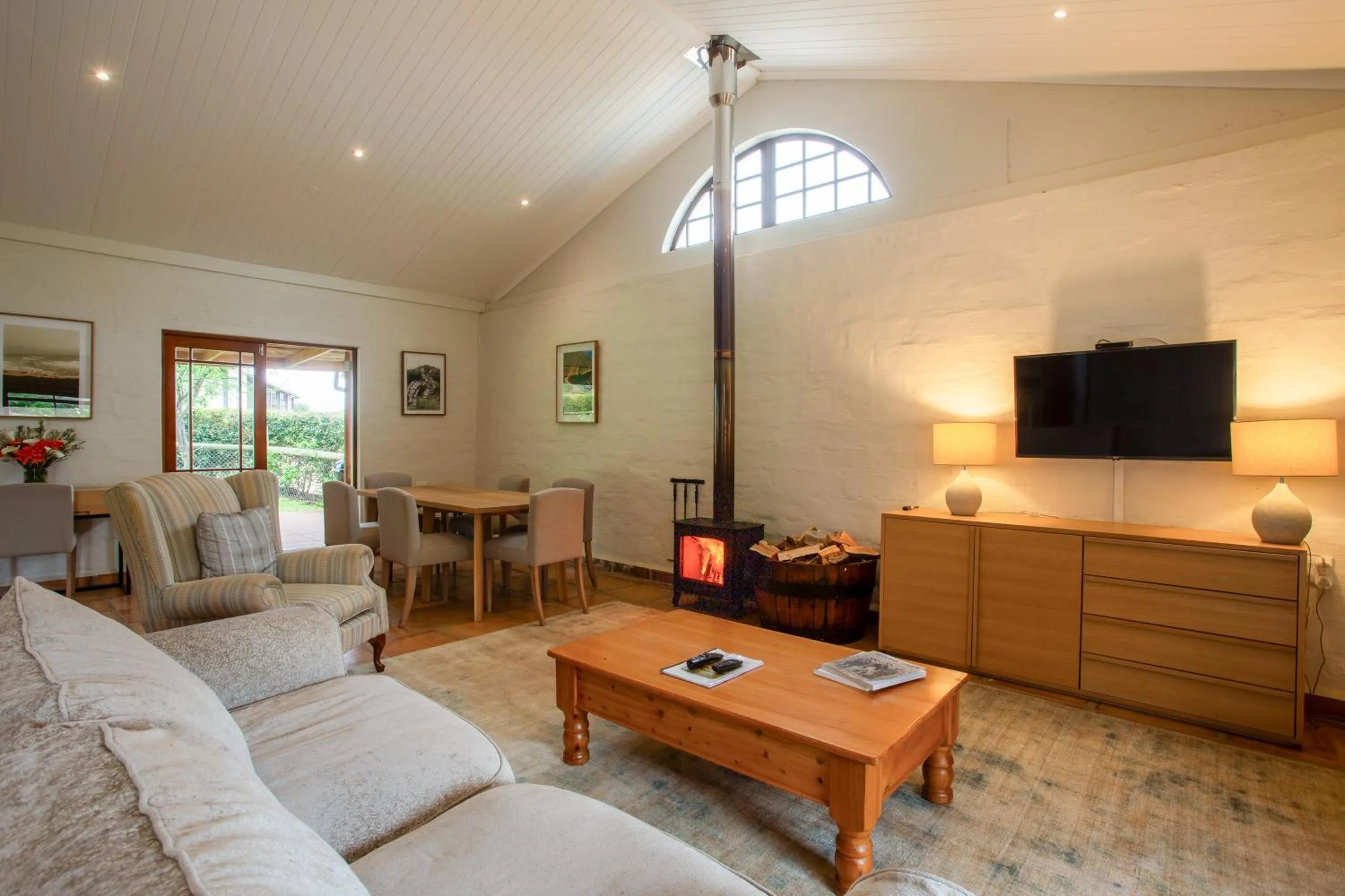 TV and multimedia in Raptor Rise Farm