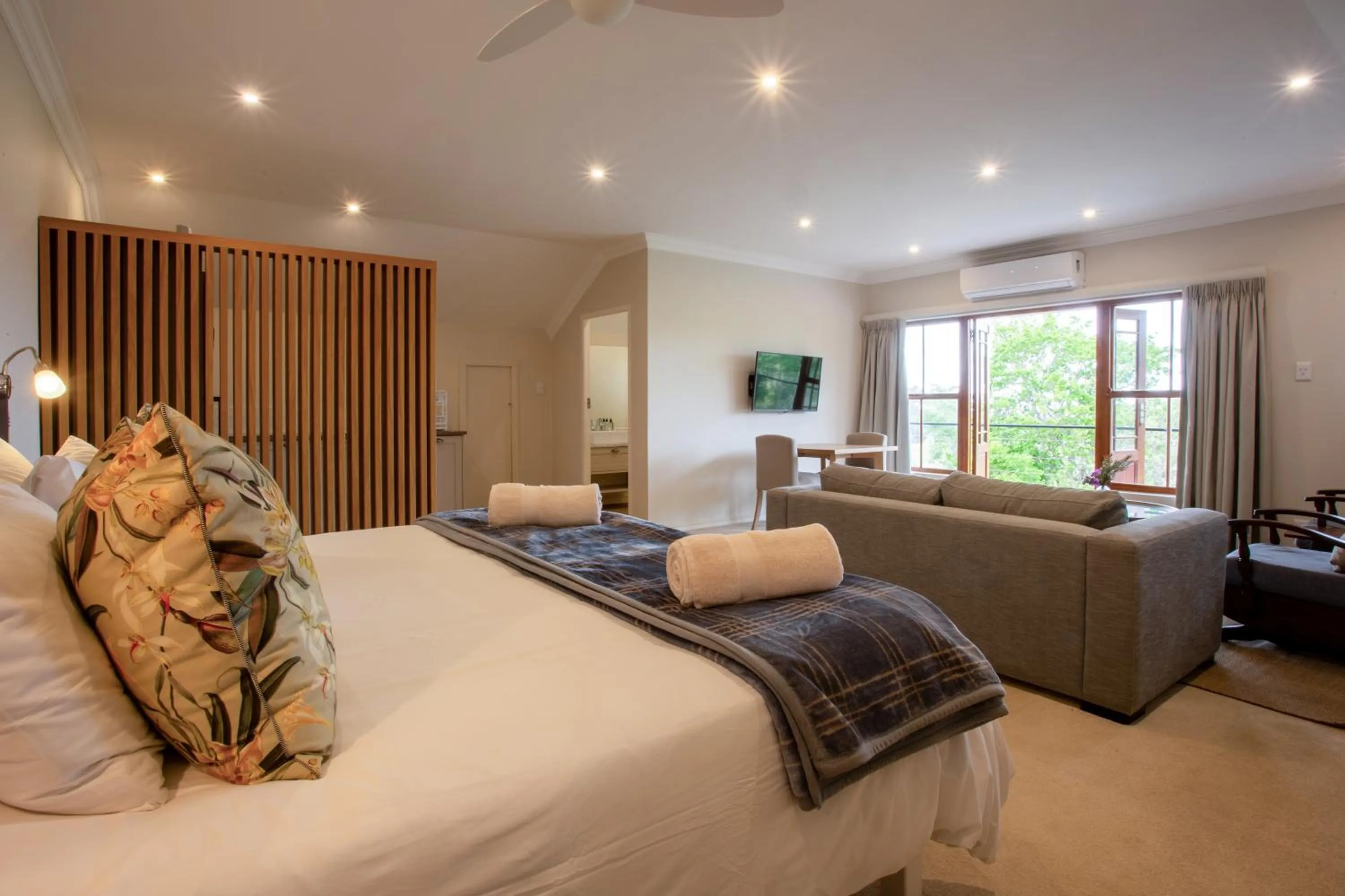 Photo of the whole room, Bed in Raptor Rise Farm