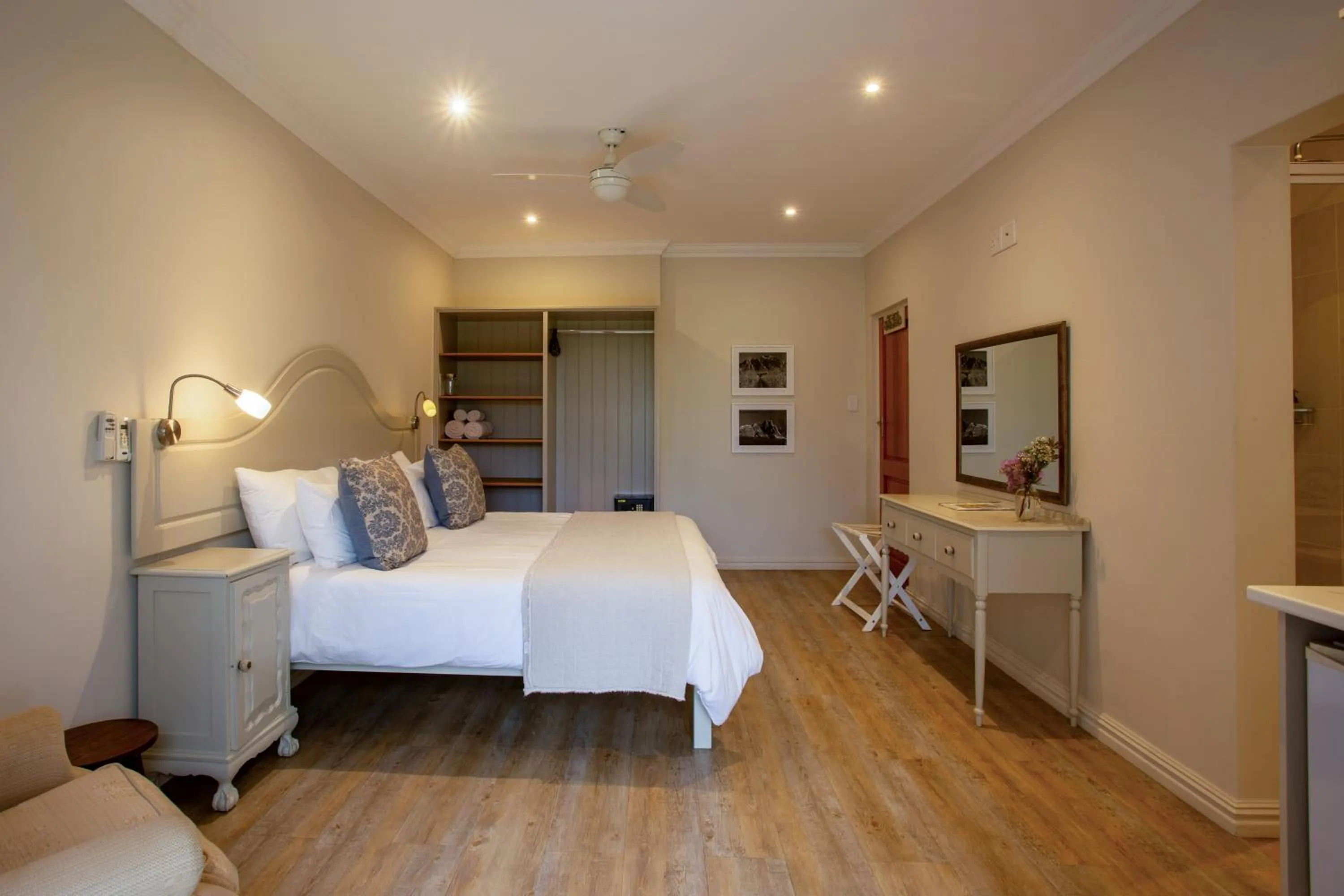 Photo of the whole room, Bed in Raptor Rise Farm