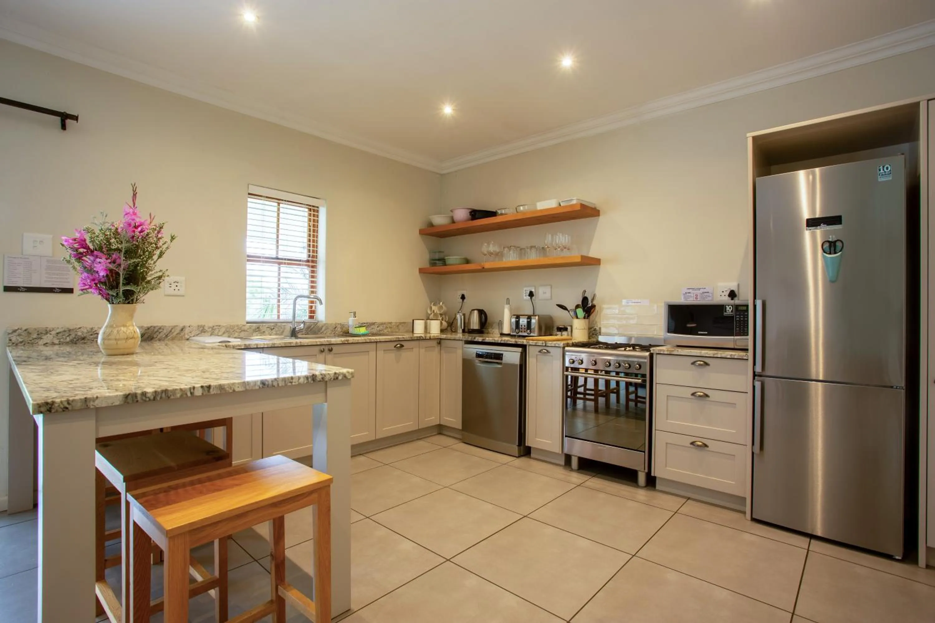 Kitchen or kitchenette in Raptor Rise Farm