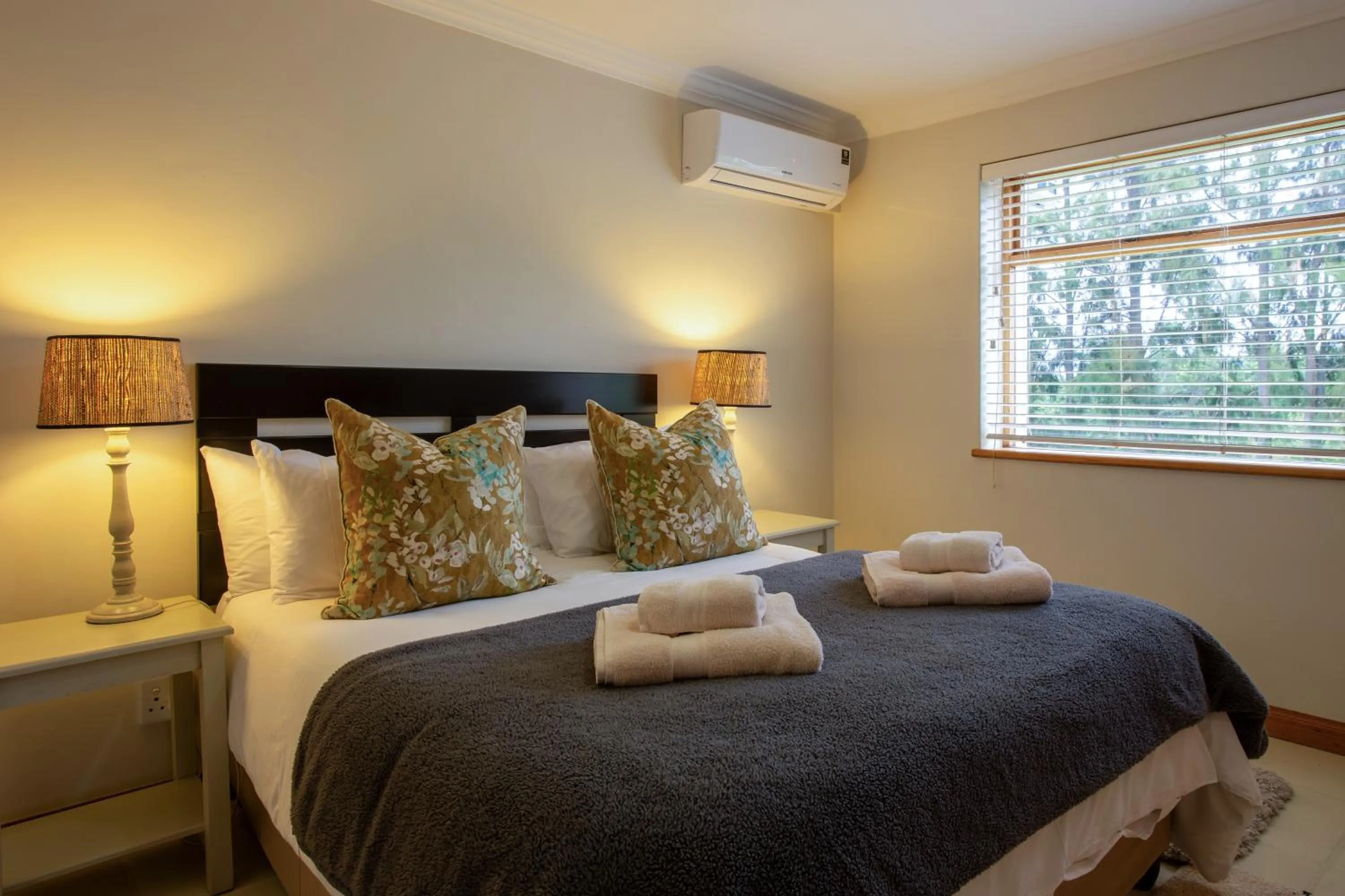 Bedroom, Bed in Raptor Rise Farm