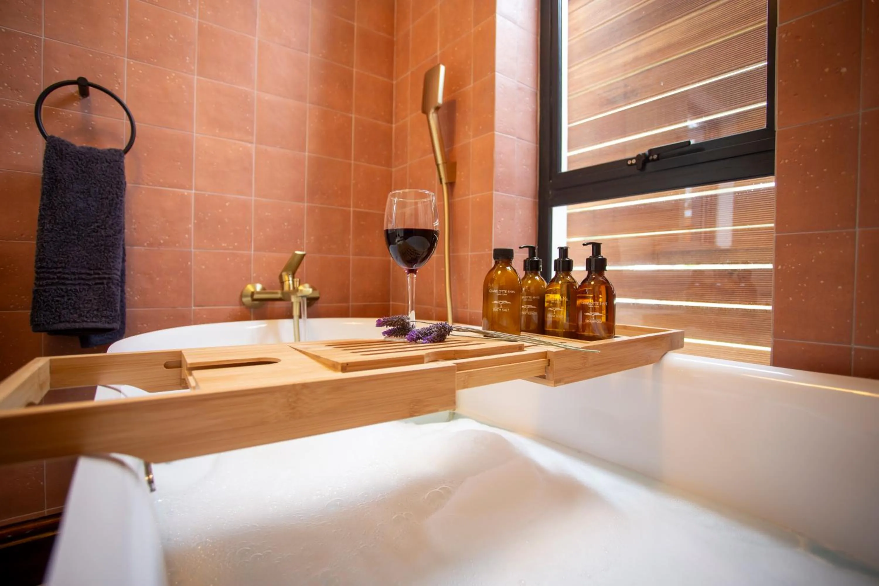 Bathroom, Bed in Raptor Rise Farm