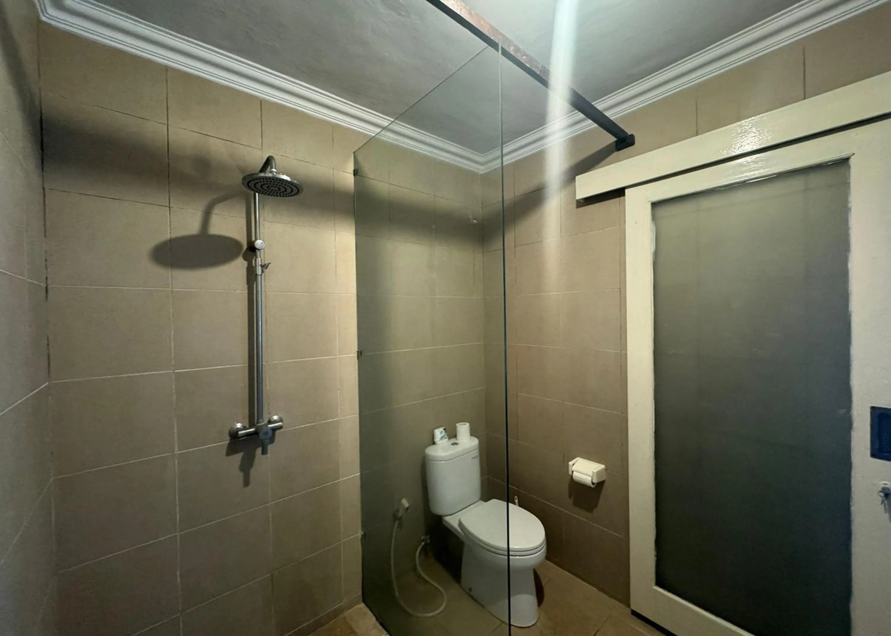 Shower in Rama - Laksmi Guesthouse