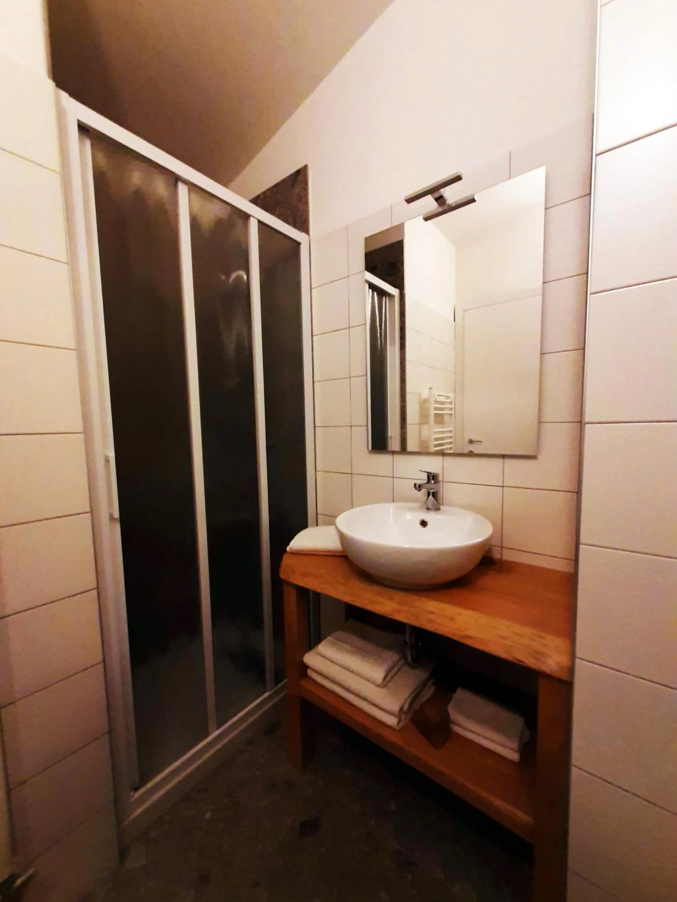 Shower in B&B dei Laghi