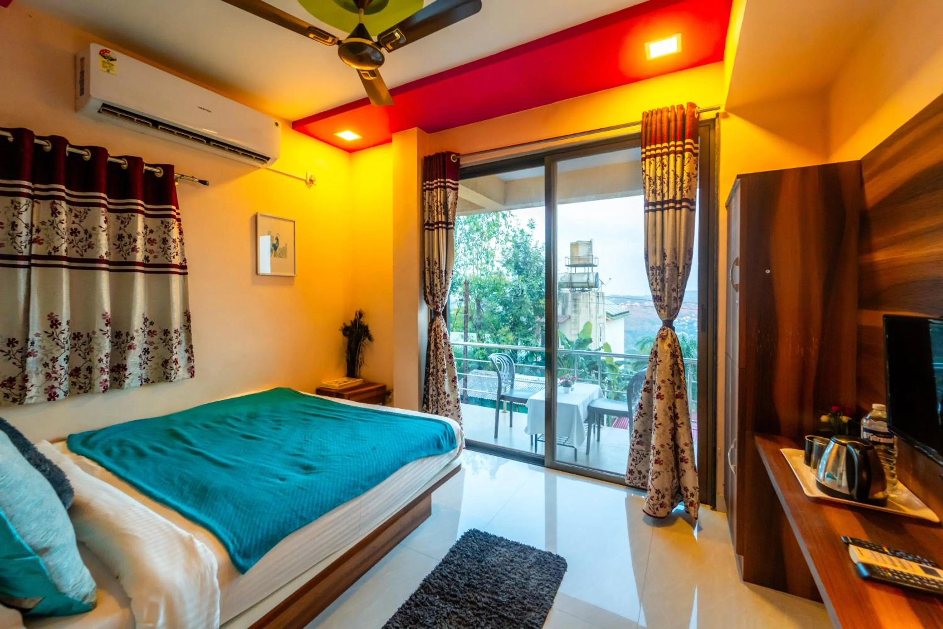 Photo of the whole room in Strawberry County