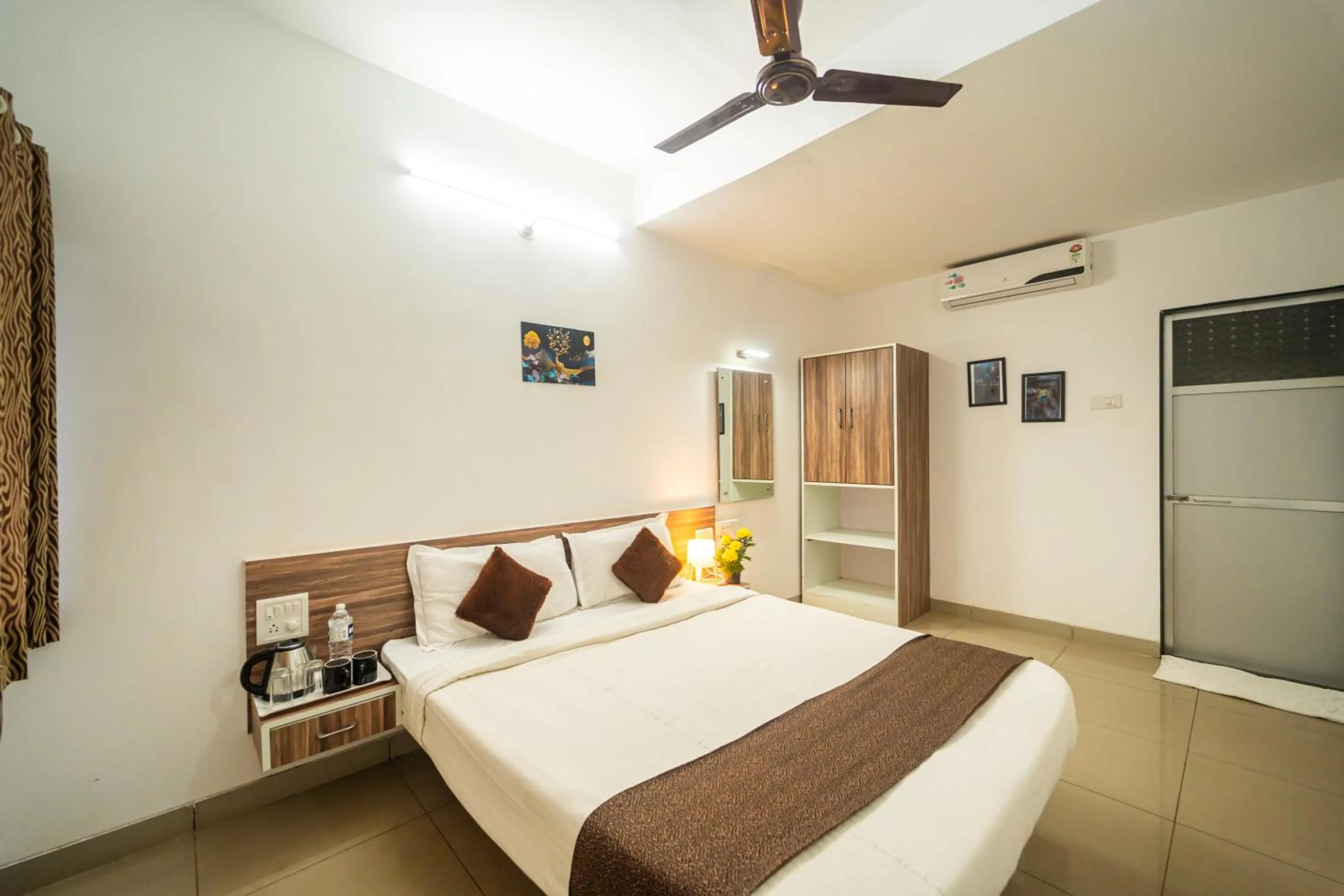 Photo of the whole room, Bed in Strawberry County