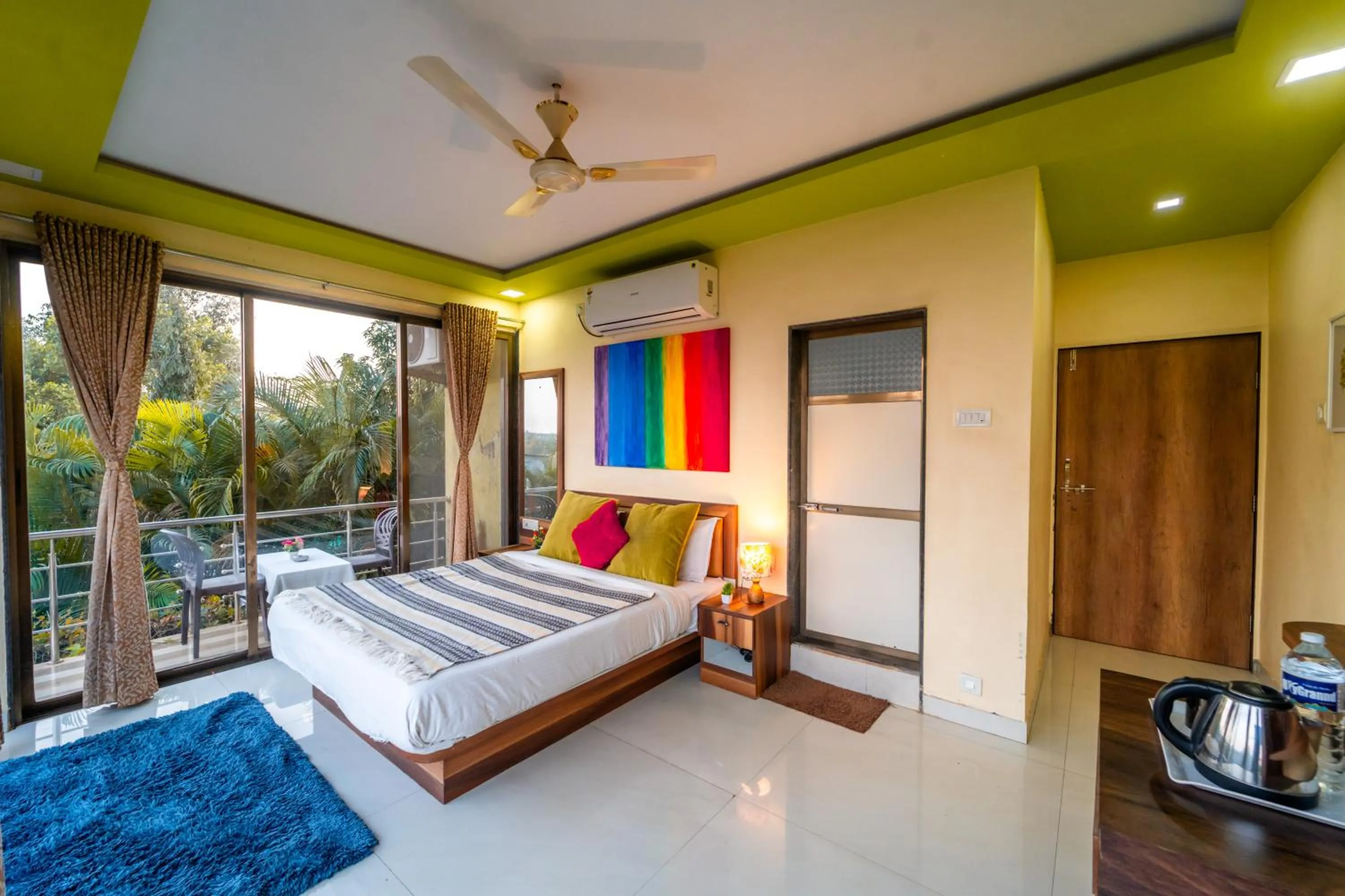 Photo of the whole room, Bed in Strawberry County