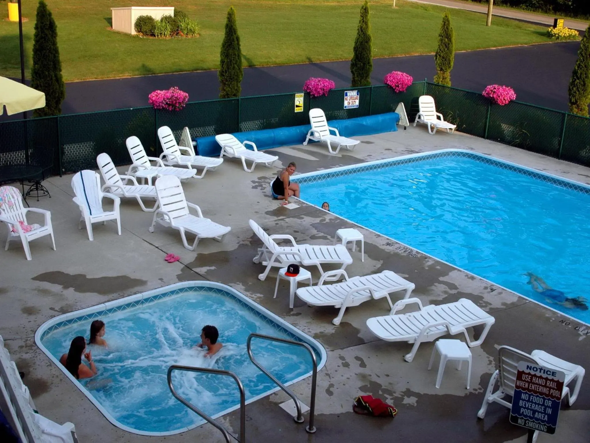 Swimming pool in Sierra Sands Family Lodge