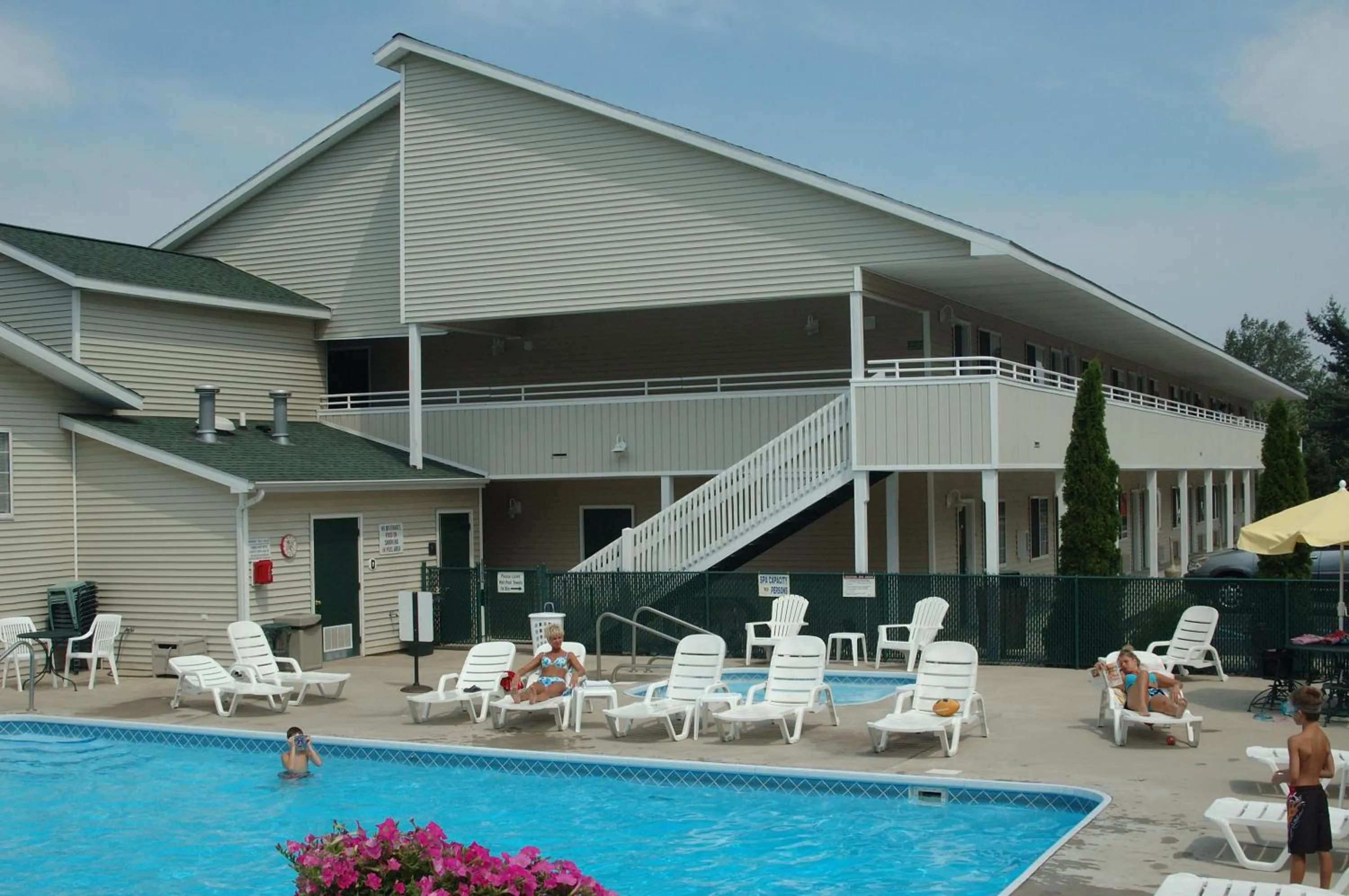 Swimming pool in Sierra Sands Family Lodge