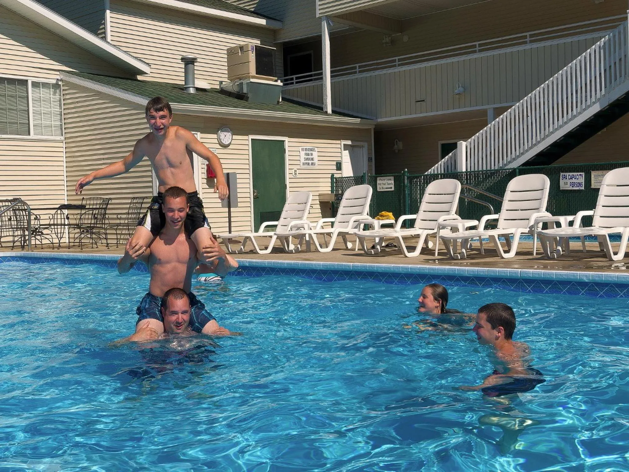 Swimming pool in Sierra Sands Family Lodge