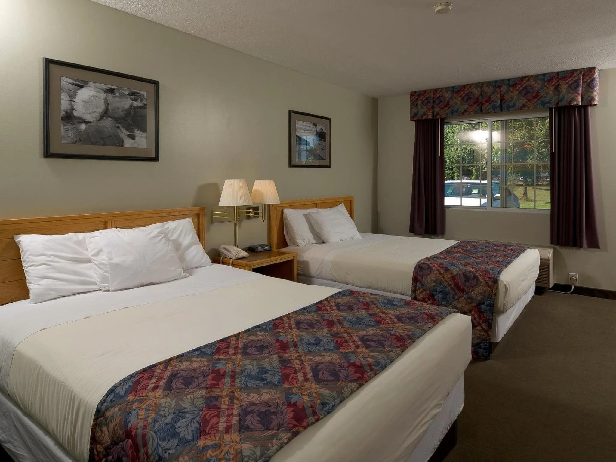Photo of the whole room, Bed in Sierra Sands Family Lodge