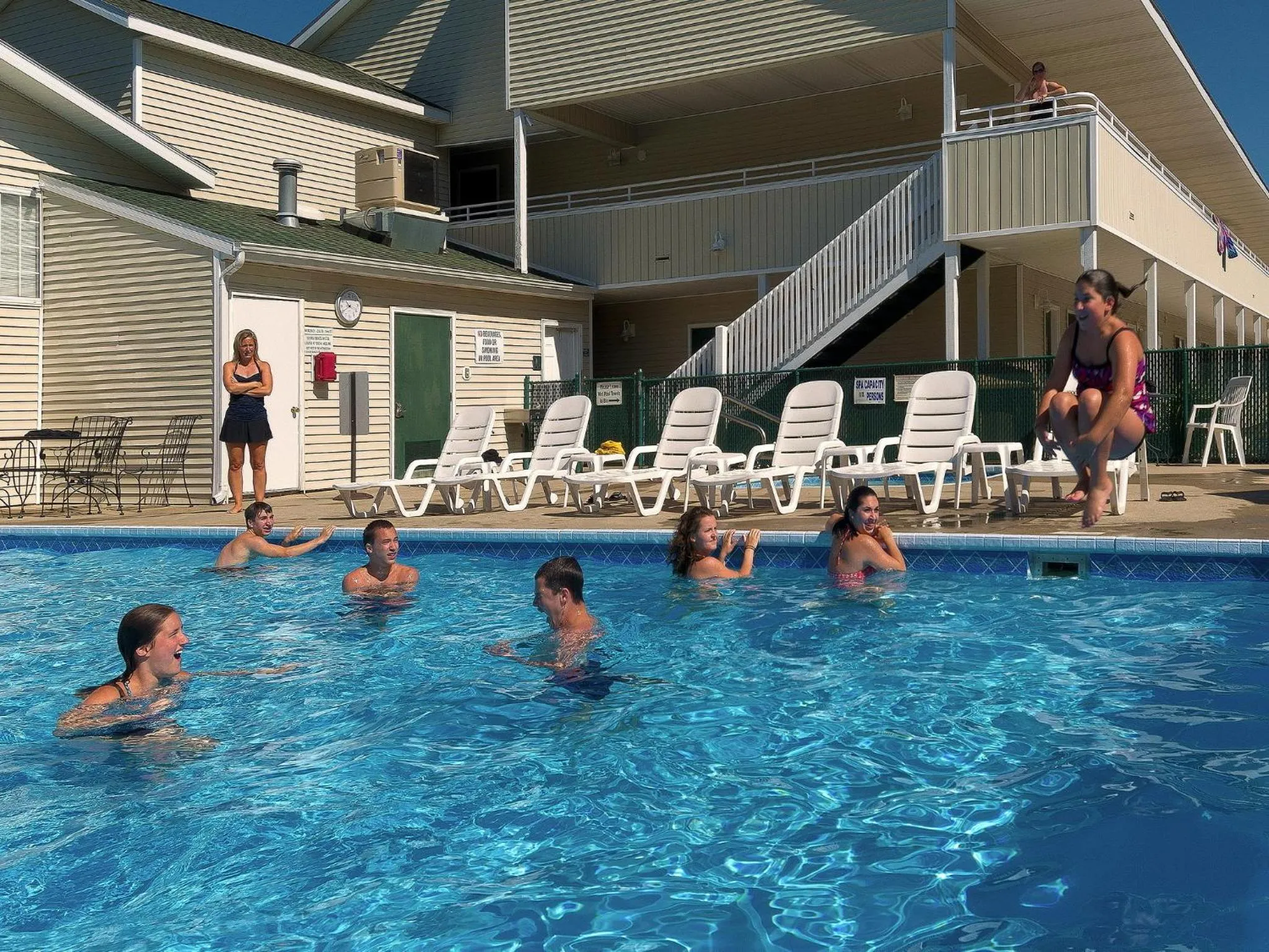 Swimming pool in Sierra Sands Family Lodge