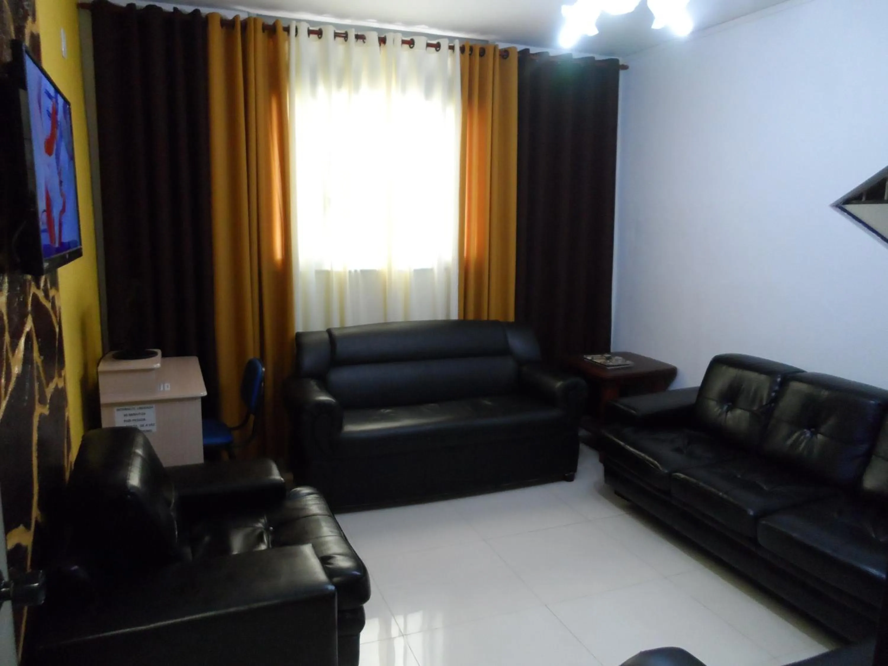 Communal lounge/ TV room in Hotel Avenida