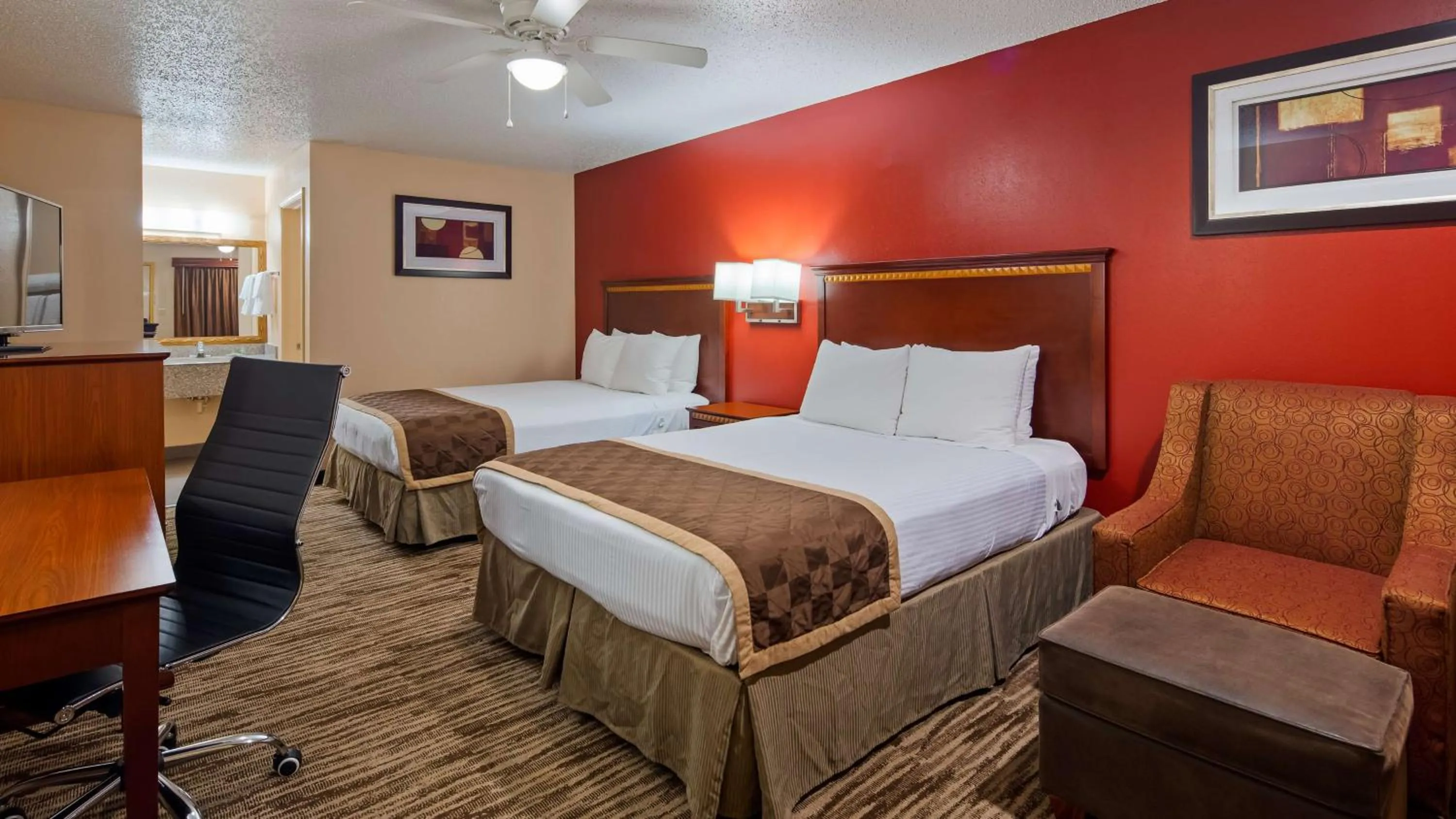 Photo of the whole room, Bed in Best Western Executive Inn