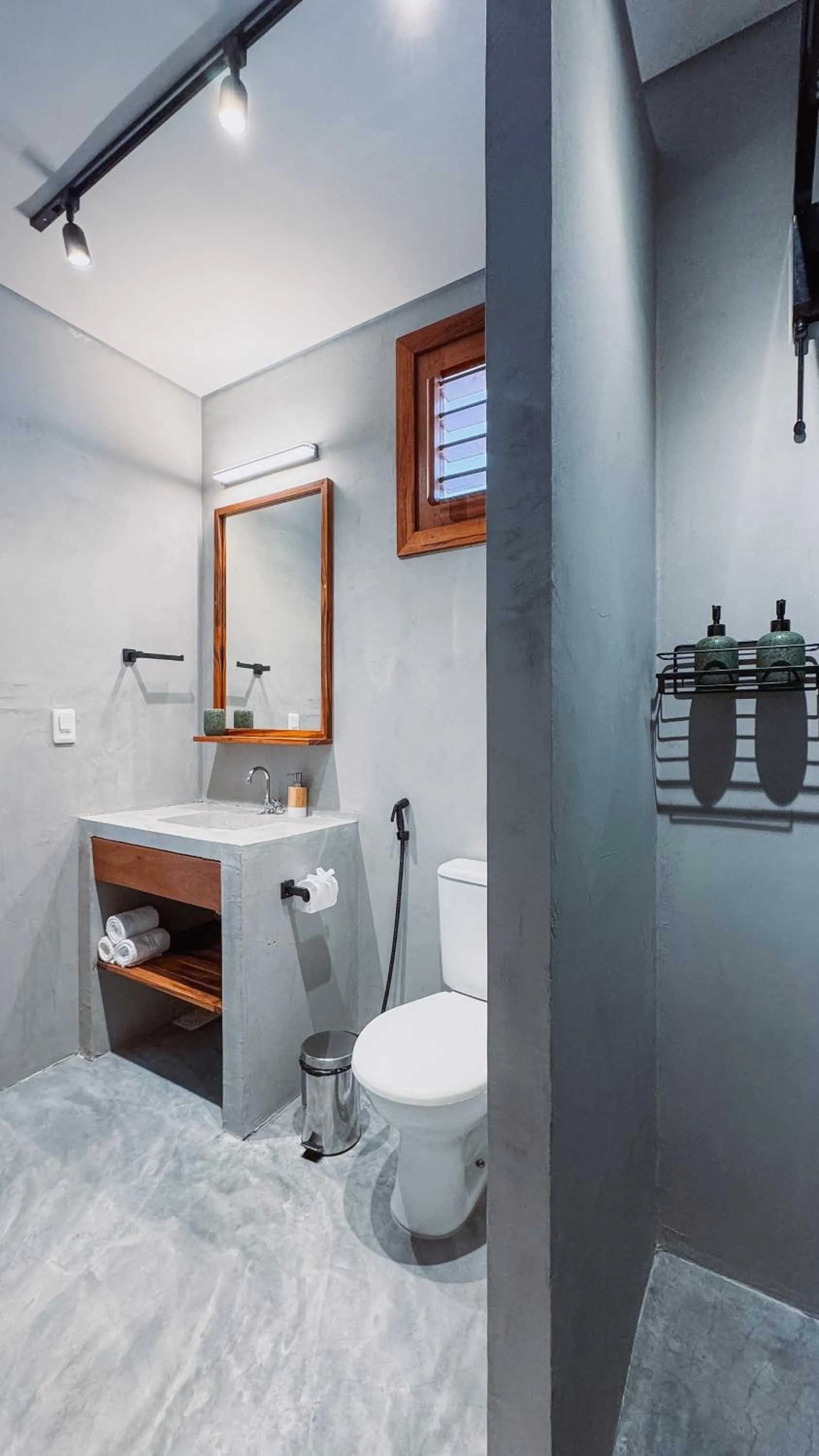 Shower in Luau Hotel