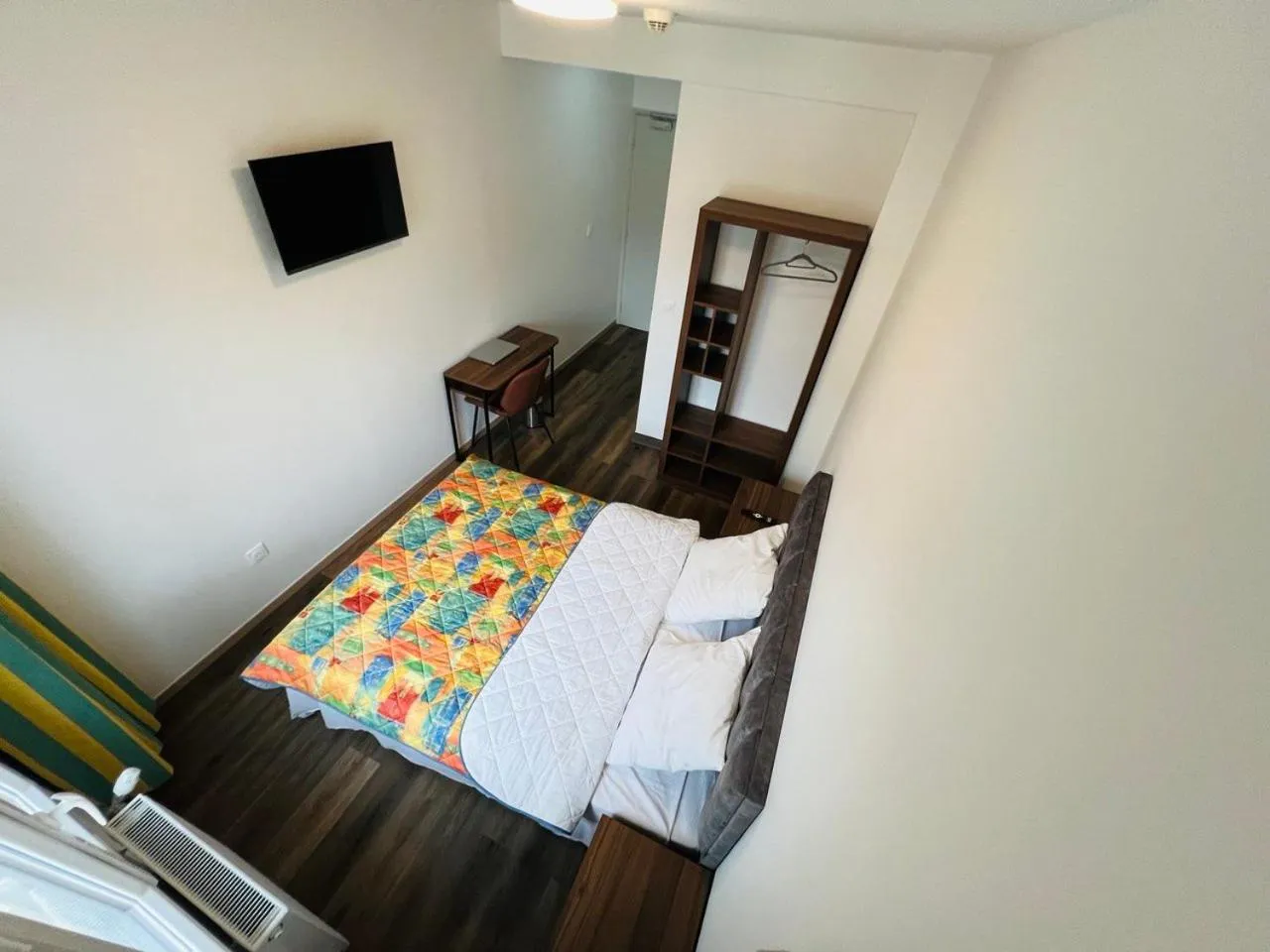 Photo of the whole room, Bed in Auberge de Bagneux