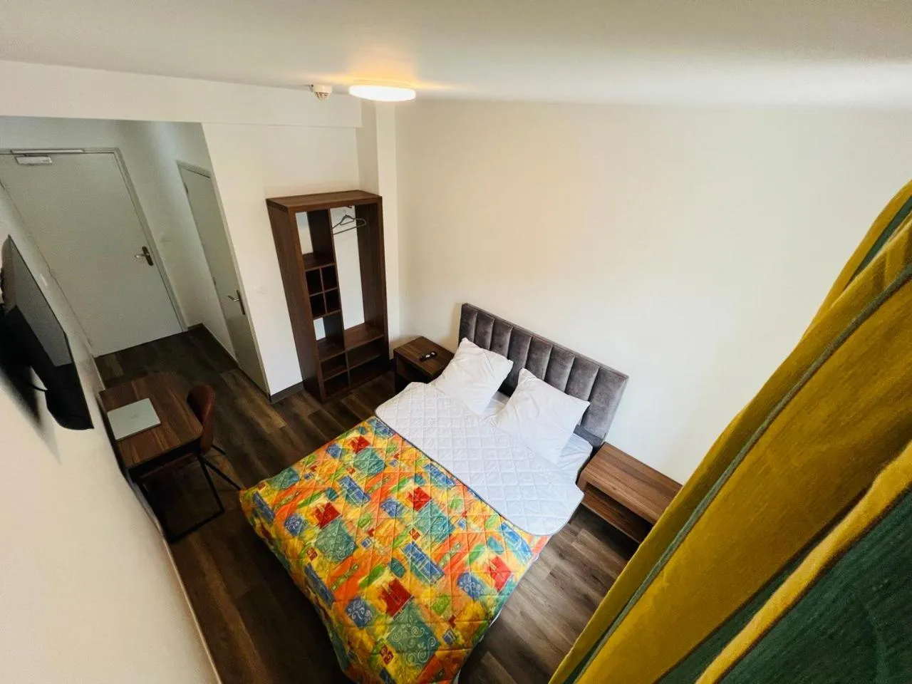 Photo of the whole room, Bed in Auberge de Bagneux