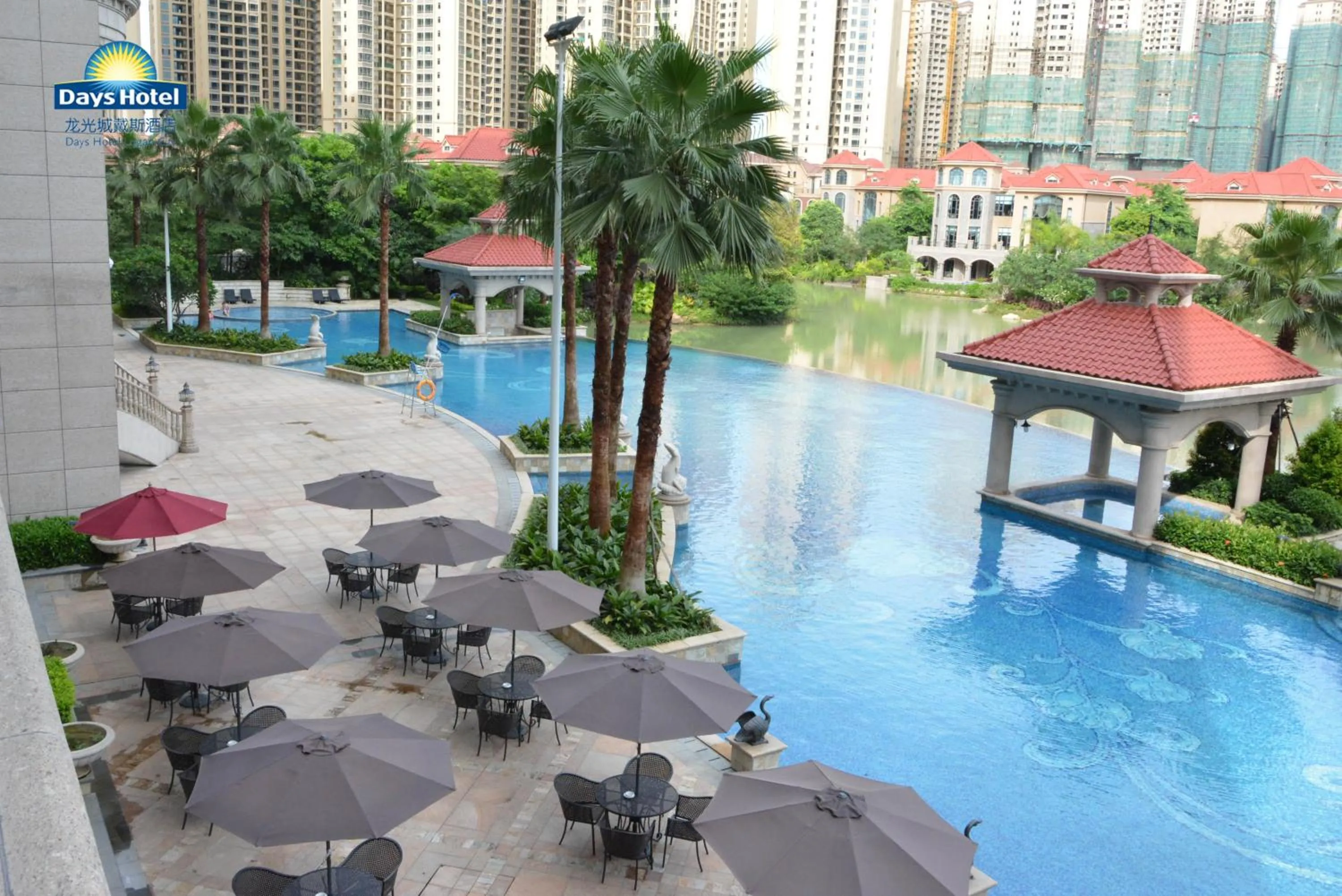 Swimming pool in Days Hotel by Wyndham Logan City Huizhou