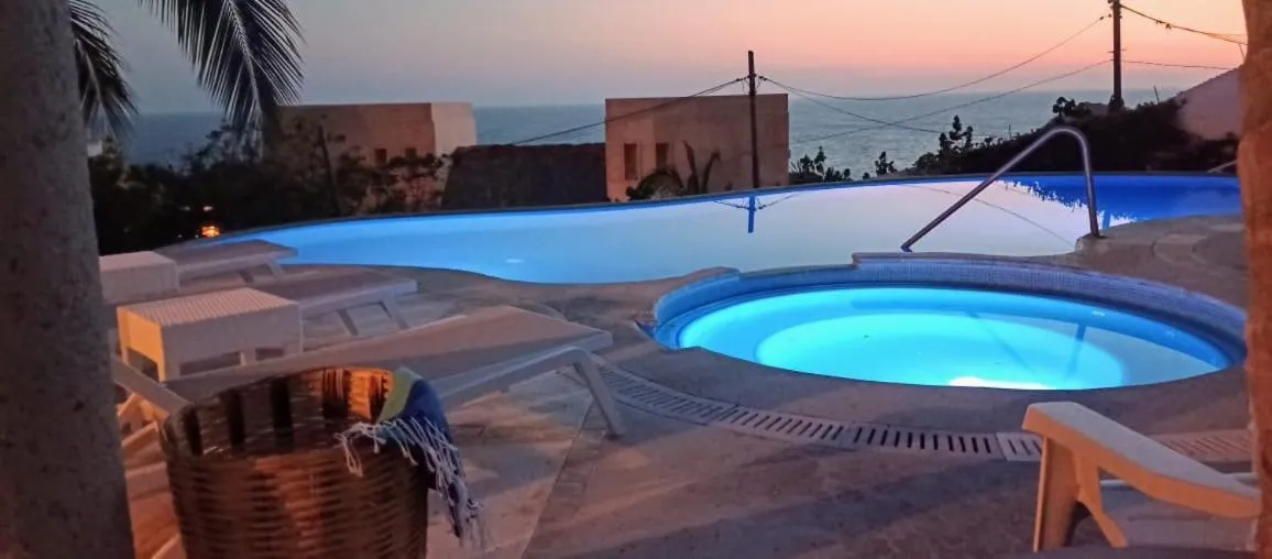 Swimming pool in Hotel Casa Rush