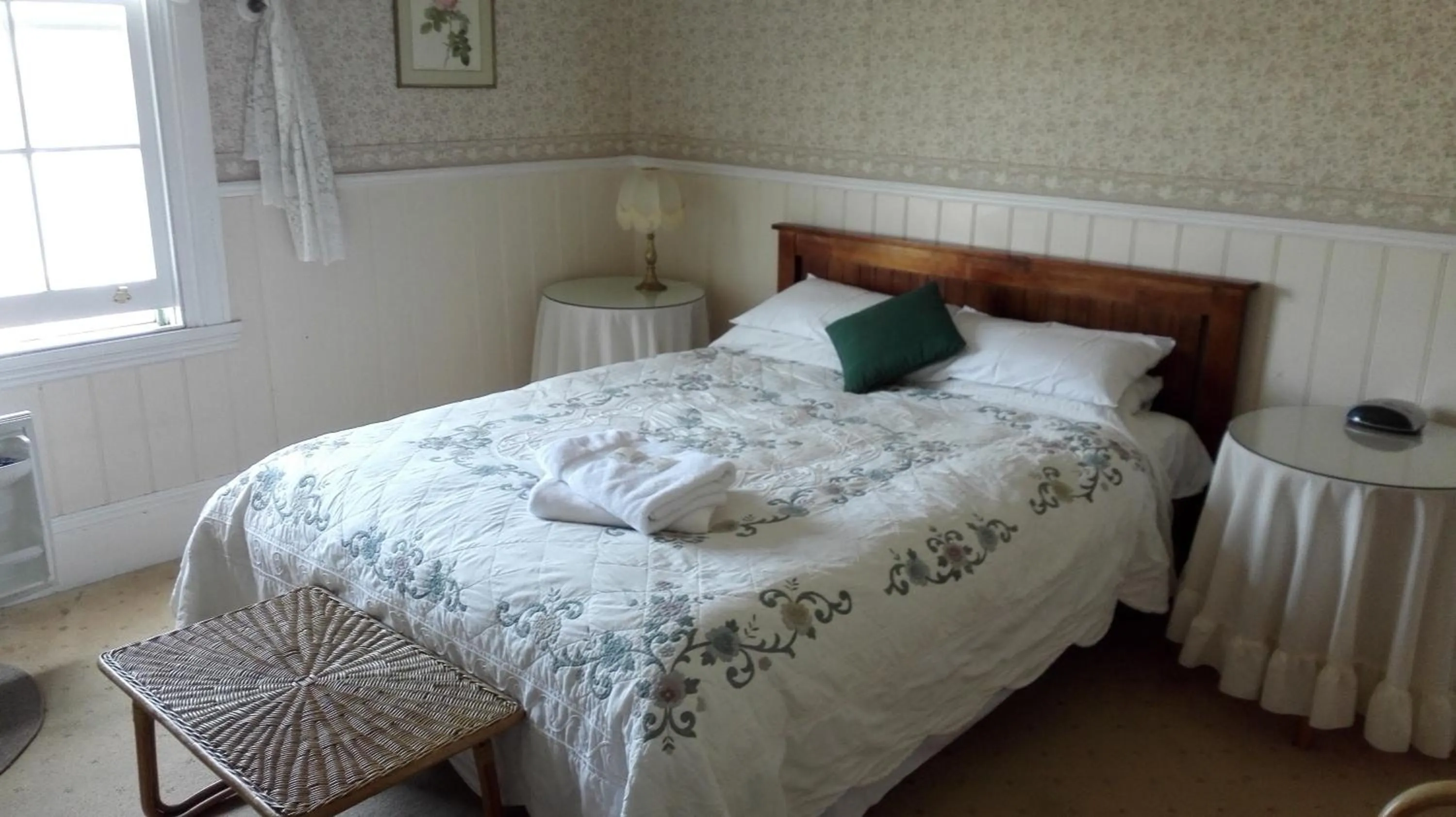 Standard Queen Room in Hillview House Launceston