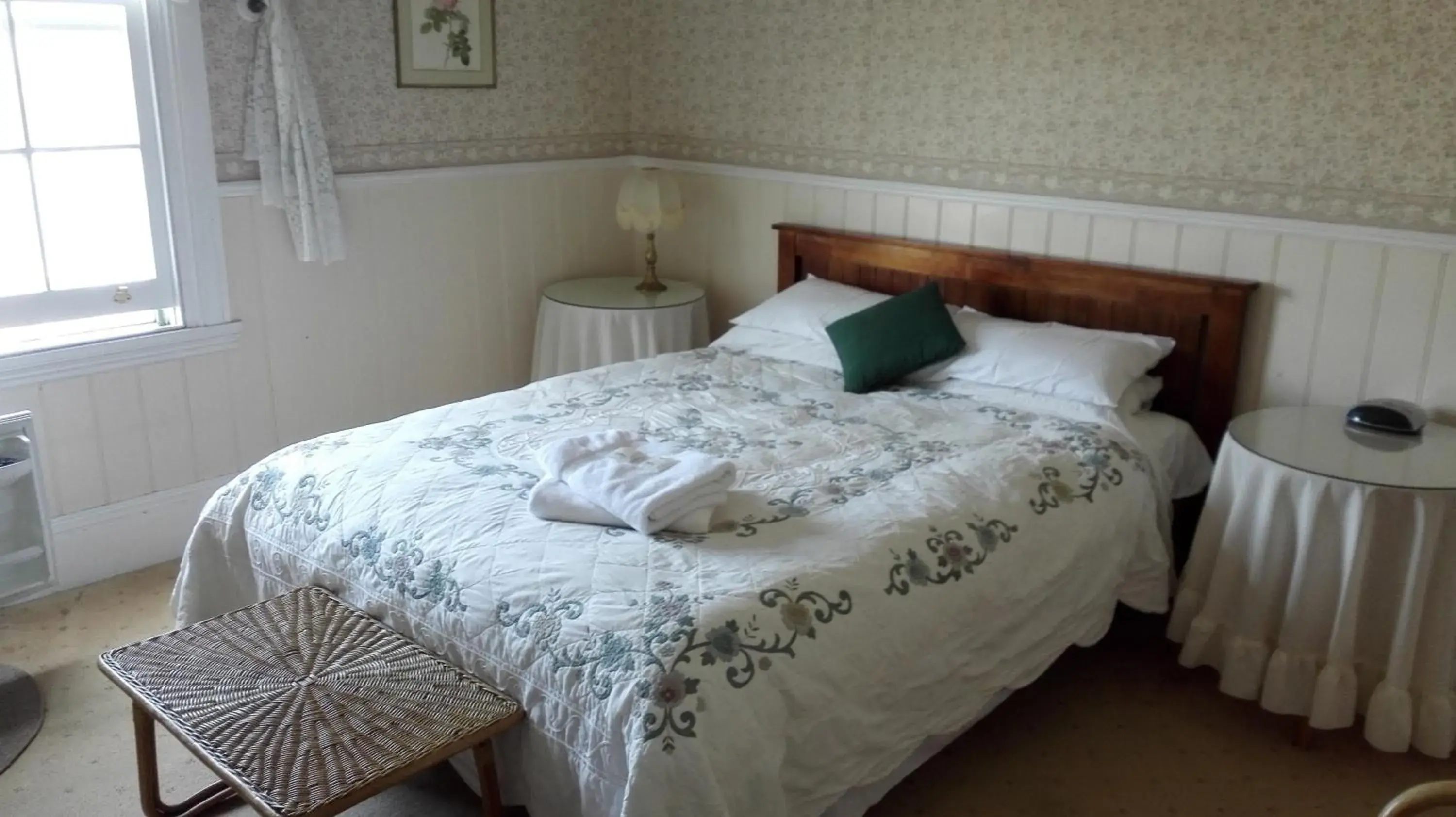 Standard Queen Room in Hillview House Launceston Standard Queen Room in Hillview House Launceston