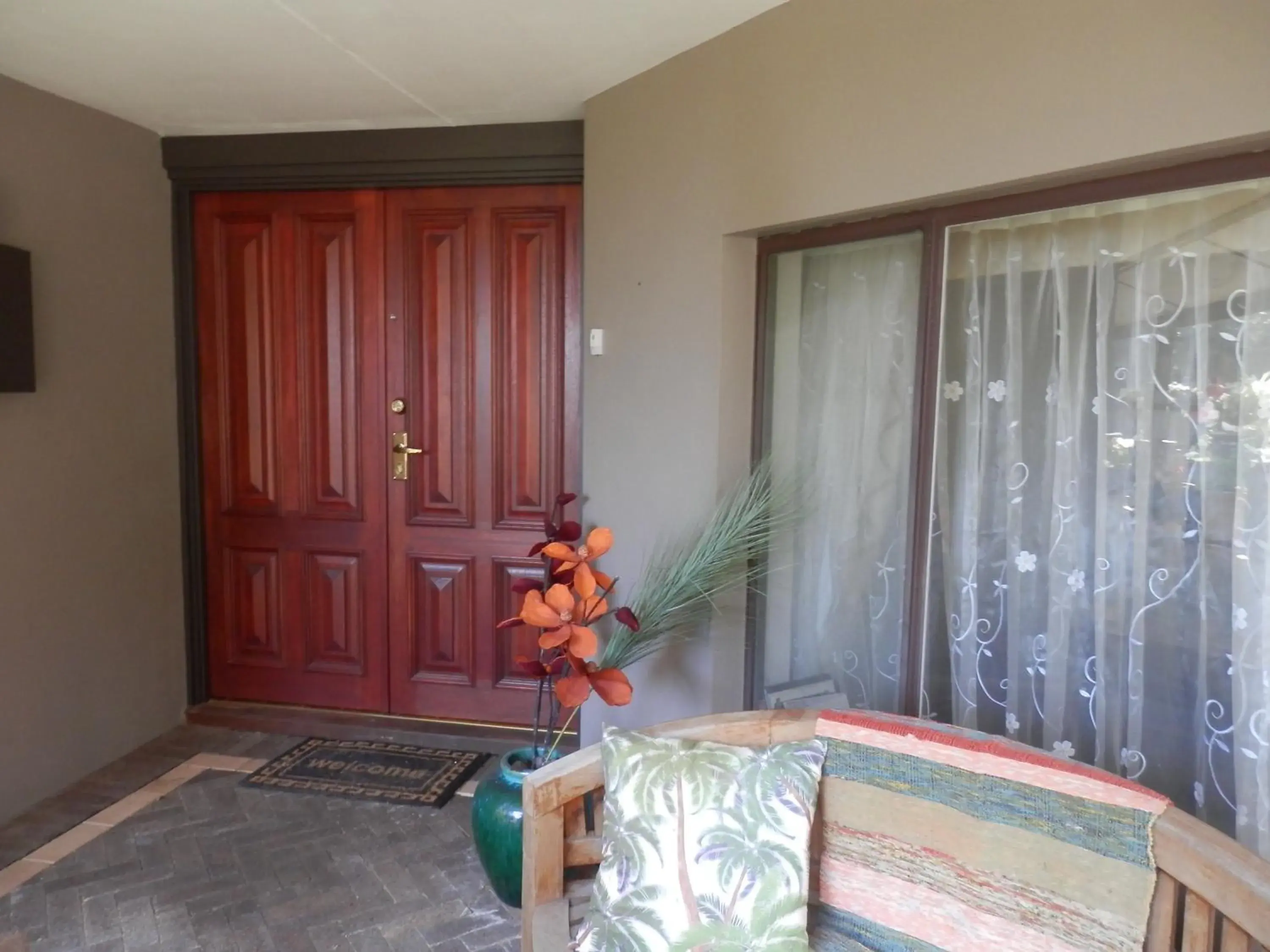 Facade/entrance in The Hideaway Luxury B&B Retreat Facade/entrance in The Hideaway Luxury B&B Retreat