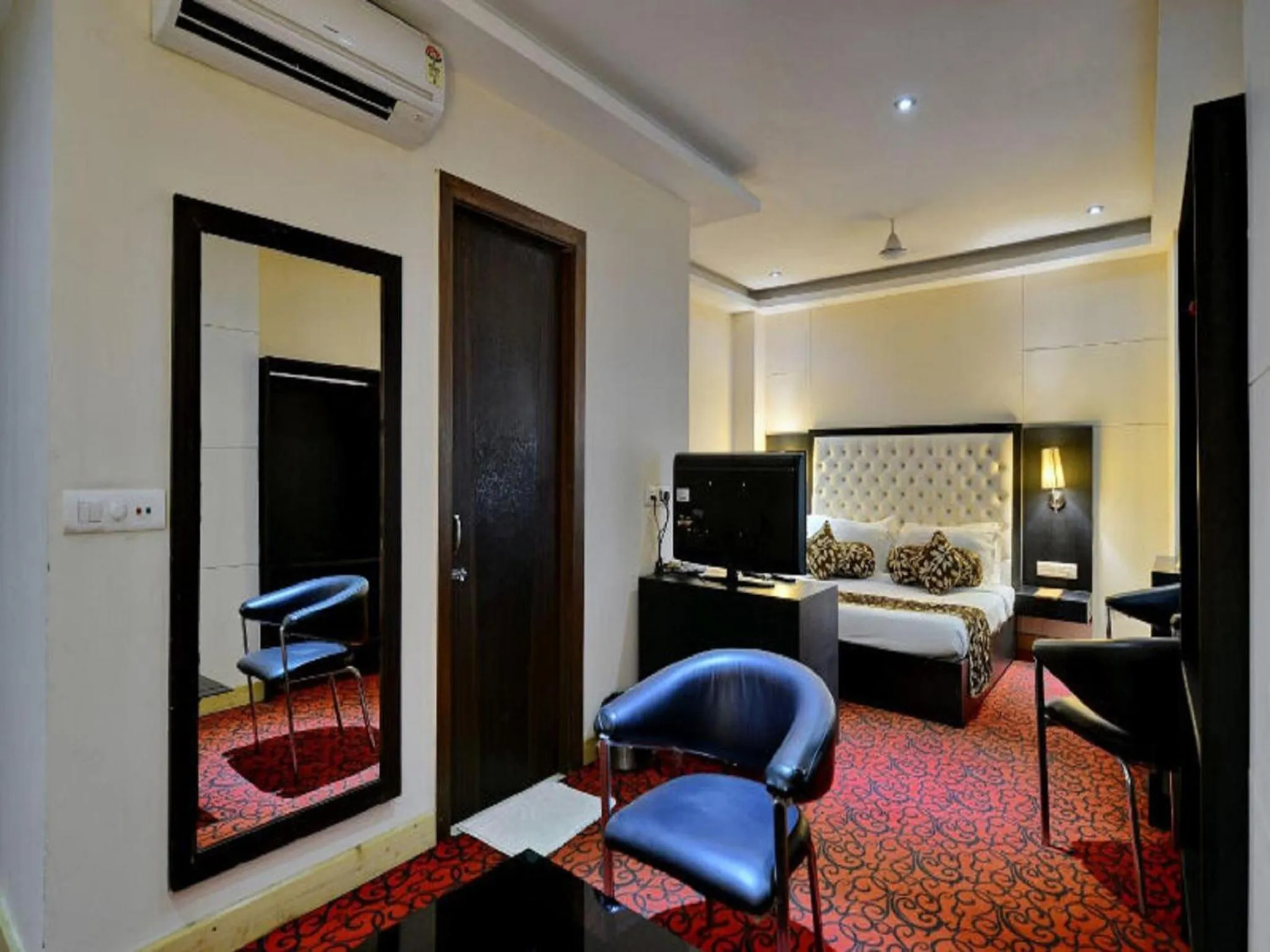 Living room in Hotel Kohinoor Palace, Ludhiana
