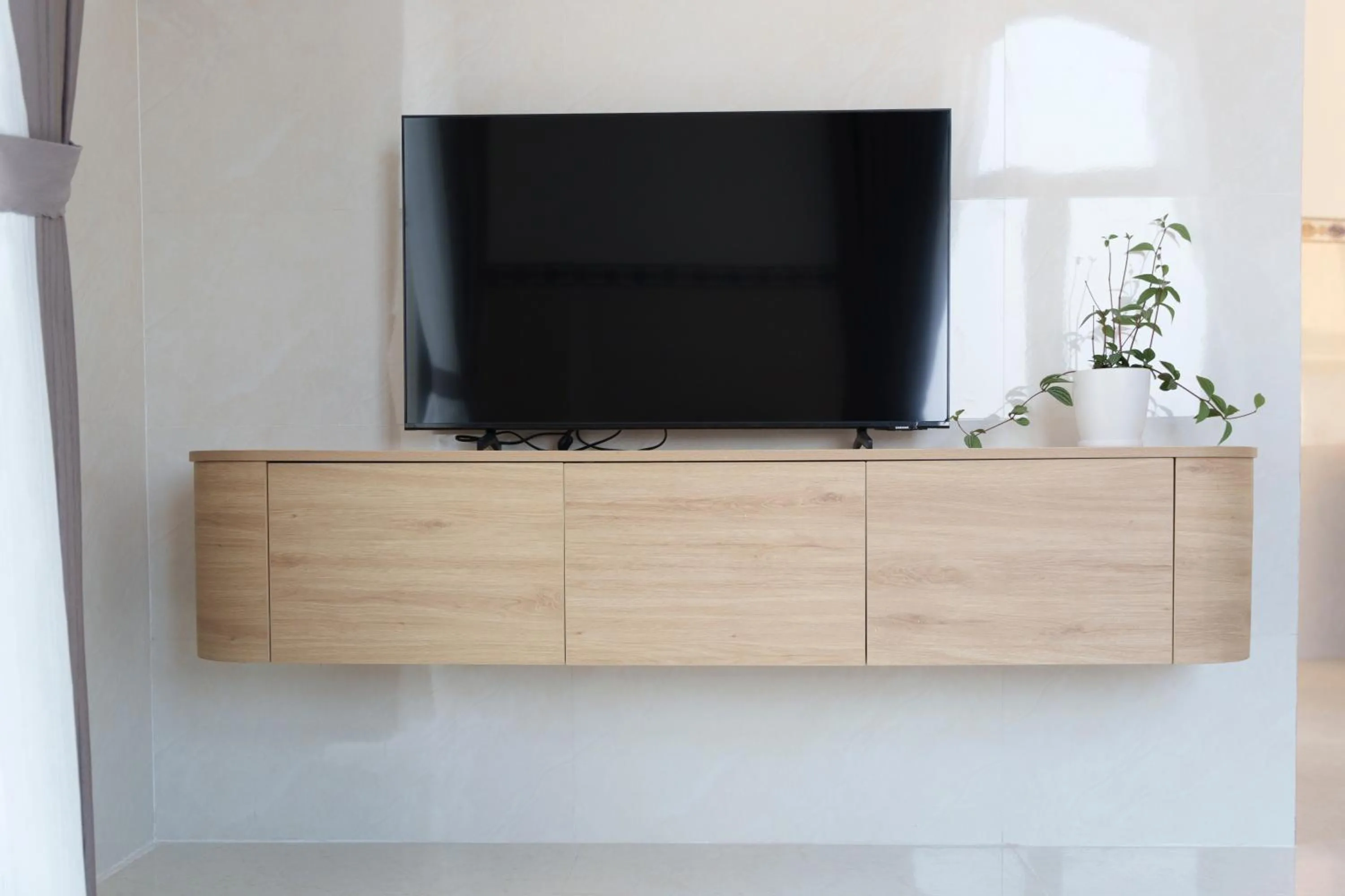 Communal lounge/ TV room in Serene Stay