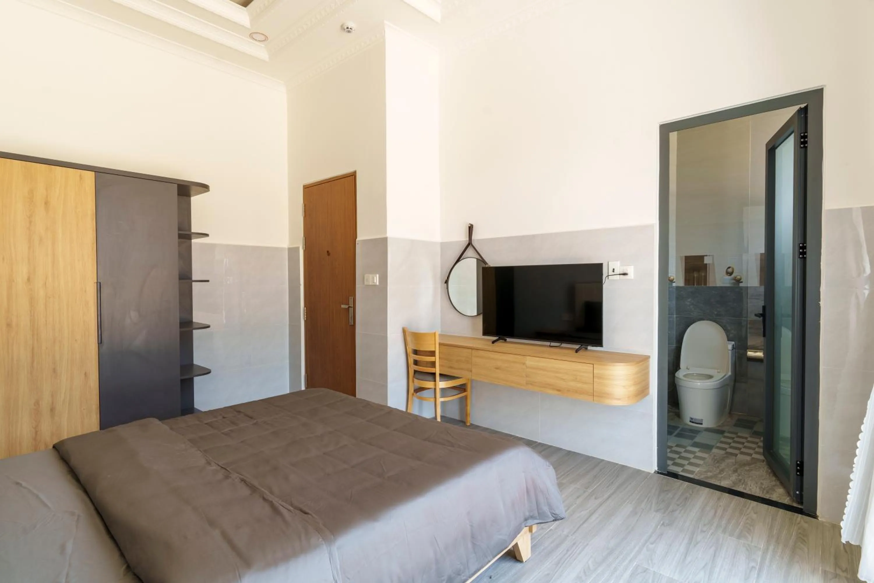 Communal lounge/ TV room, Bed in Serene Stay
